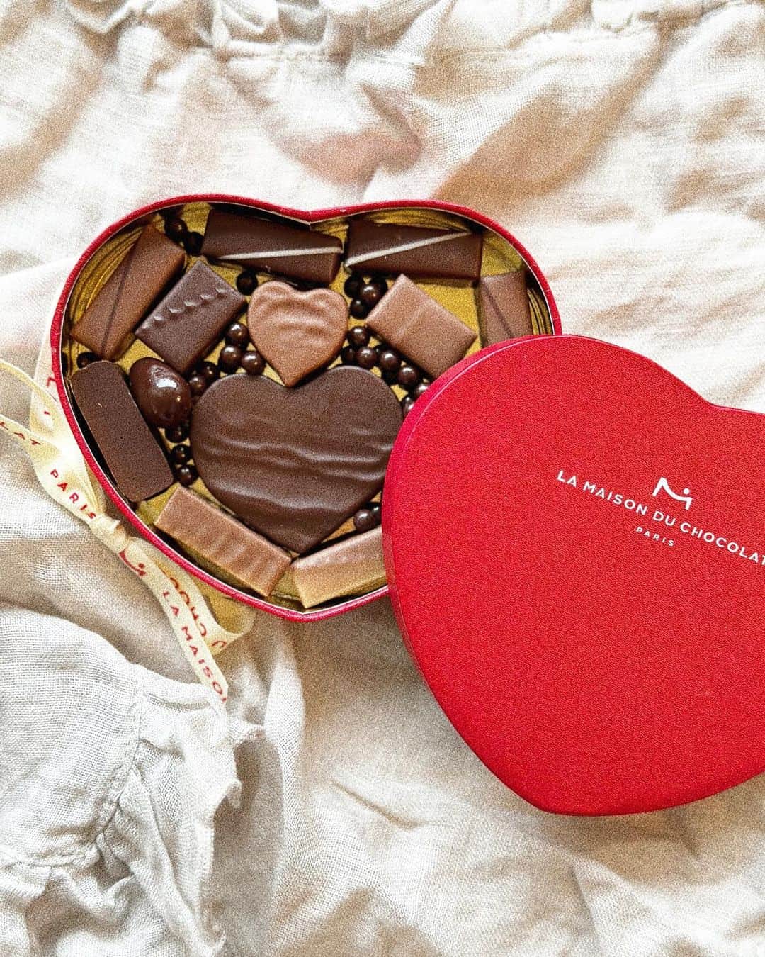 佐藤優里亜さんのインスタグラム写真 - (佐藤優里亜Instagram)「Happy Valentine's Day!💘 ・ 👩🏻もう手作りとかいらないよね？ 👨🏻‍🦱おう、大丈夫やな！ ・ というやり取りが始まってから、私が好きなチョコを家族みんなで食べるイベントに変わりました！😂 ・ 幸せな一日を❤️ #happyvalentinesday」2月14日 13時50分 - yuriang_