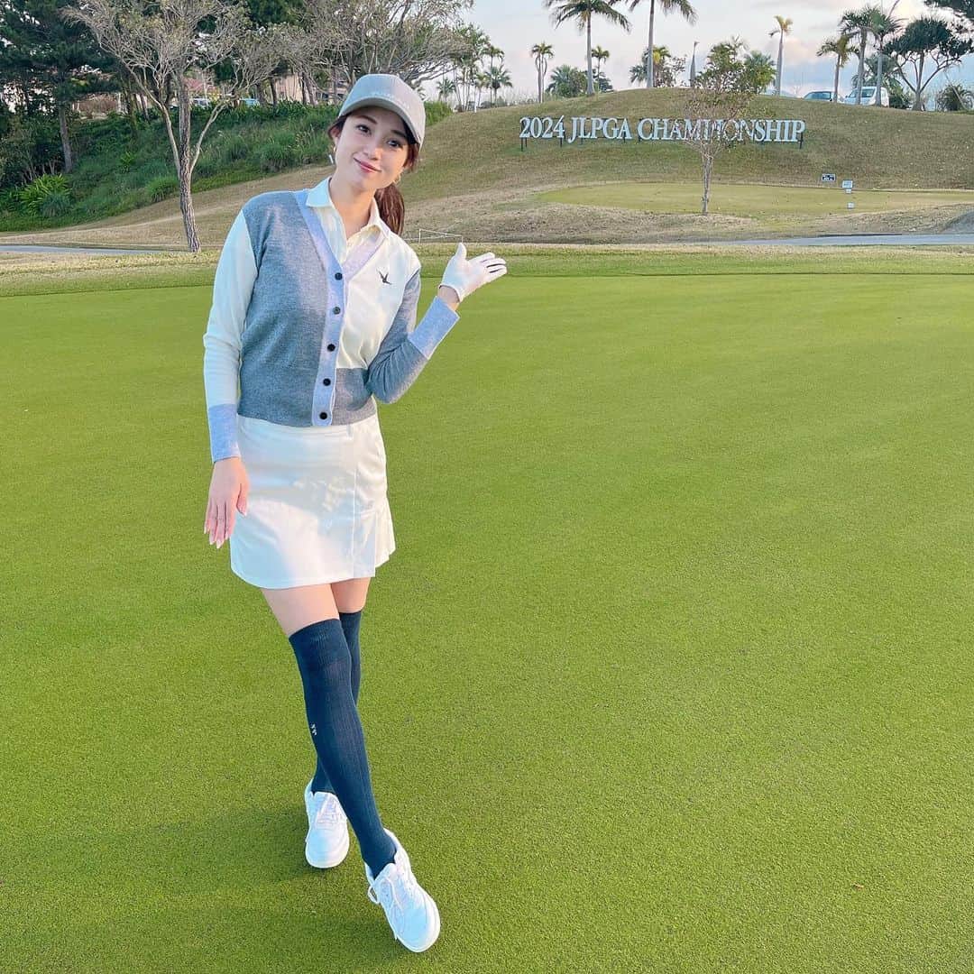 広瀬未花さんのインスタグラム写真 - (広瀬未花Instagram)「今回の沖縄ステイでのゴルフは... 名門中の名門コース〝喜瀬カントリークラブ〟にてラウンドしてきました🏌️‍♀️⛳️  ウェアは、今回初めて ウノピュウさんのゴルフラインを着用しました💕 伸縮性があり肌触りがとてもよくて、着心地とても良かったです✨ 朝は肌寒かったので、ニットも合わせてました！ 私のように、シンプルなデザインや色合わせがお好きな方は、ホワイト✖︎グレーで合わせてあげると上品な印象になりますよ❤️グレー可愛い〜  キャップ、ポロシャツ、ニットカーディガン→@1piu1uguale3_official  @1piu1uguale3_golf   ちなみに、こちらのゴルフ場は二度のメジャー大会開催も果たした名門コース。 2024年にはPGA 日本女子プロチャンピオンシップが開催される予定と、注目のコース。 山原の森と綺麗な海が広がるロケーションは最高に気持ちよかったです❤️🌴  スコアは... 頑張りますw🏌️‍♀️ ゴルフ後のテラスビール 最高でした。」2月14日 14時40分 - micahirose