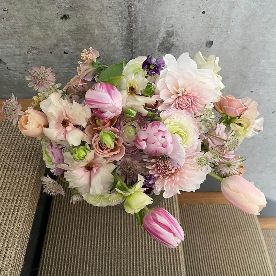 森口瑤子さんのインスタグラム写真 - (森口瑤子Instagram)「. . 偶然出会ったロケ現場近くのお花屋さん。 とても素敵だったので、 ブーケをオーダーさせていただきました。 想像以上に素敵で感激です。 お花って、本当にずっと見てても飽きないわあ✨✨ .  #ブーケ @the.daffodils.flowershop」2月14日 16時01分 - yokomoriguchi_official