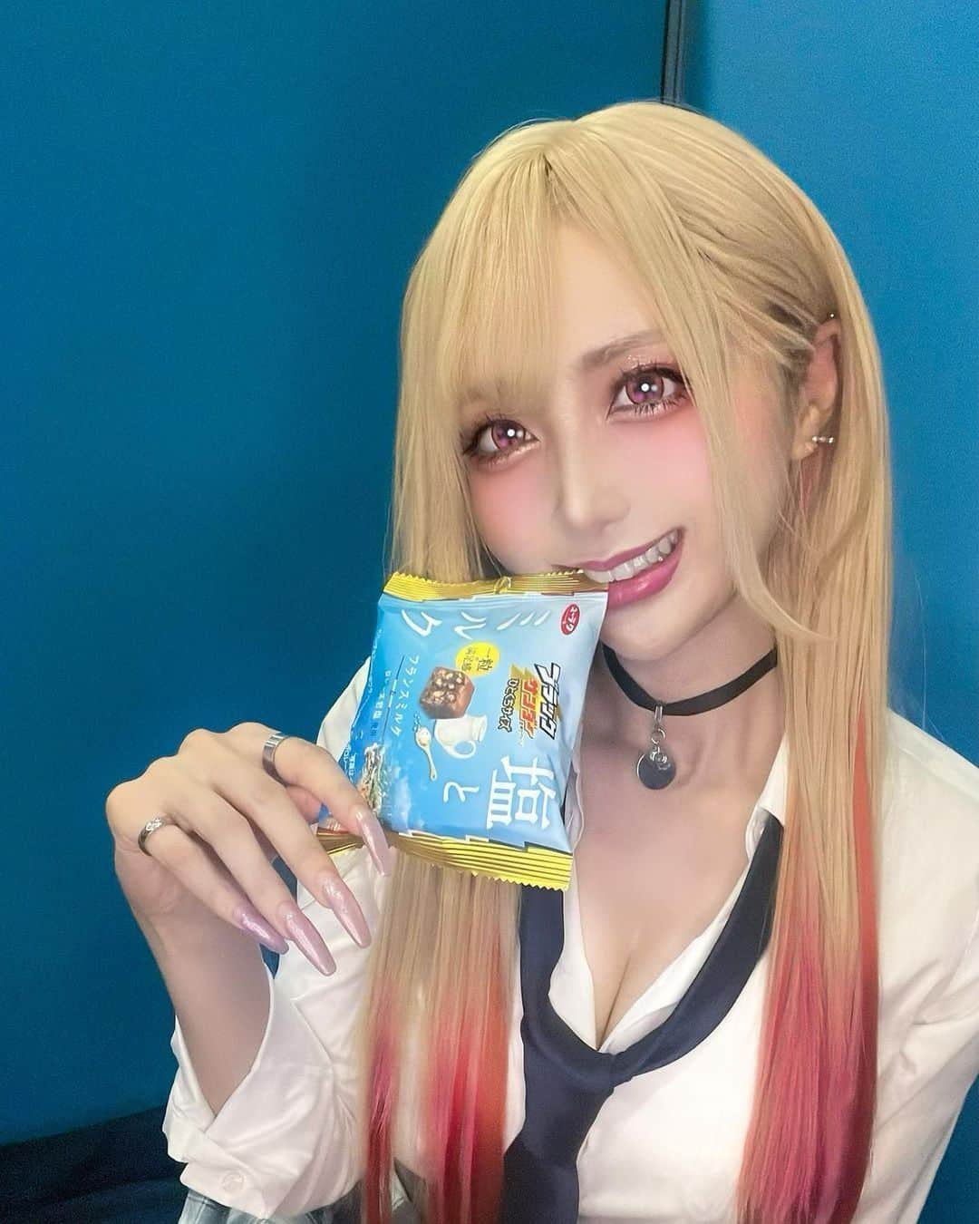 華密美琉さんのインスタグラム写真 - (華密美琉Instagram)「🤍🪡  バレンタインじゃん？ チョコレートじゃん？  ひとくち あーんしてあげよっか？  🤍🪡  その着せ替え人形 (ビスク・ドール)は 恋をする  喜多川 海夢 🪡🤍 コスプレ  #着せ恋  #MyDressUpDarling  🤍🪡  Happy Valentine's Day🍫  ハッピーバレンタイン  🤍🪡🤍🪡🤍🪡🤍🪡  #model  #chamomile #cosplayerchamomile #cosplaymakeup  #mydressupdarlingcosplay  #marin #kitagawamarin  #コスプレ  #cosplayanime  #コスプレ女子  #コスプレ写真  #コスプレイヤー  #cosplaymodel  #cosplaygirls  #C100 #cosplaygirl  #cosplayer  #cosplaysexy  #コスプレイヤーさんと繋がりたい  #写真集 #コスプレ女子  #あーん  #バレンタイン #チョコレート #東京ビッグサイト  #喜多川海夢  #その着せ替え人形は恋をする」2月14日 16時56分 - chamomile_chami