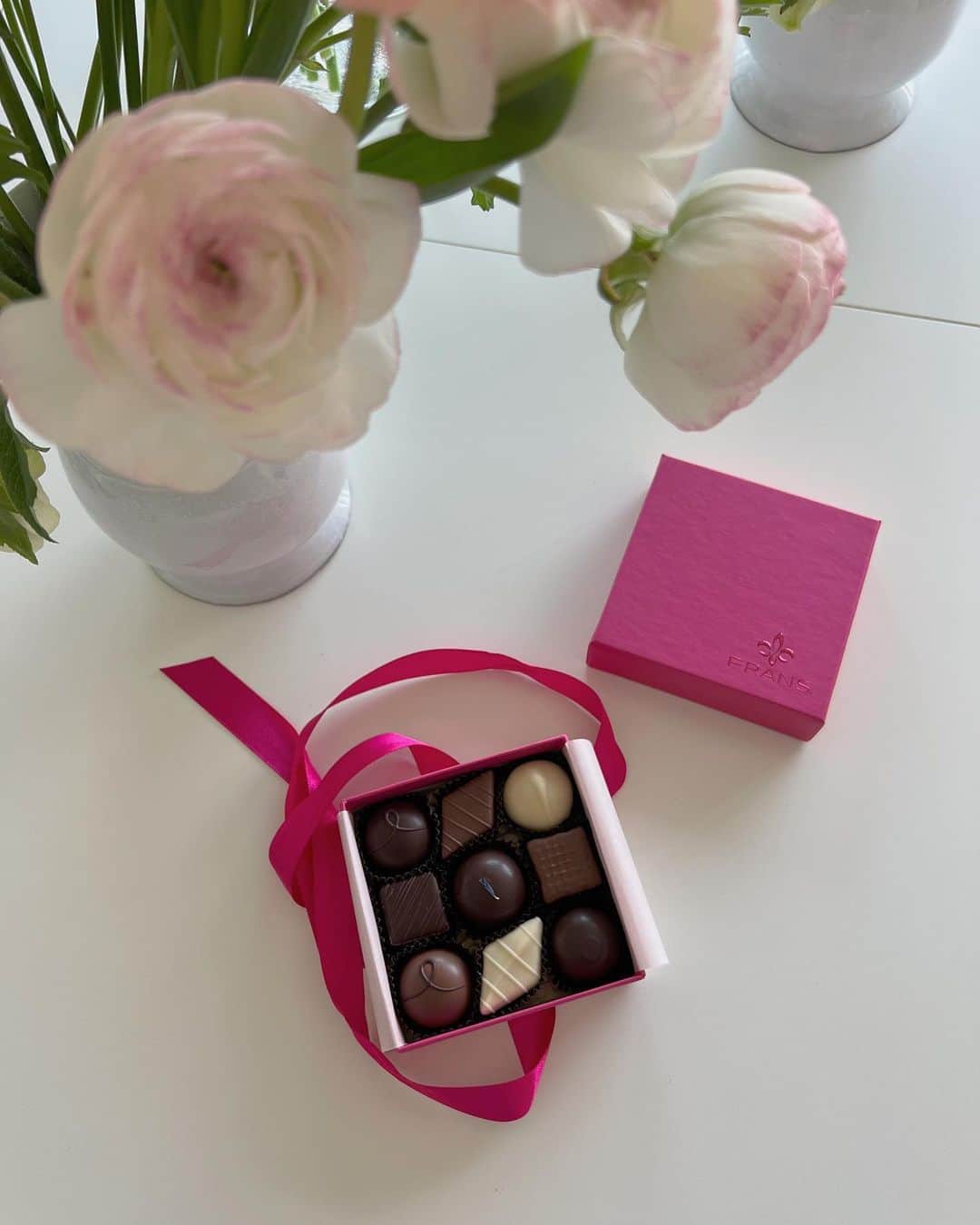 翁安芸さんのインスタグラム写真 - (翁安芸Instagram)「Happy Valentine’s Day❤️  大好きなチョコレート🍫は、1日1粒ずつ食べてます🥰  1 @bulgarilucafantintokyo  2-3 @frans_japan  4 @chesty_official   #chocolate #valentineday」2月14日 17時06分 - akinyc