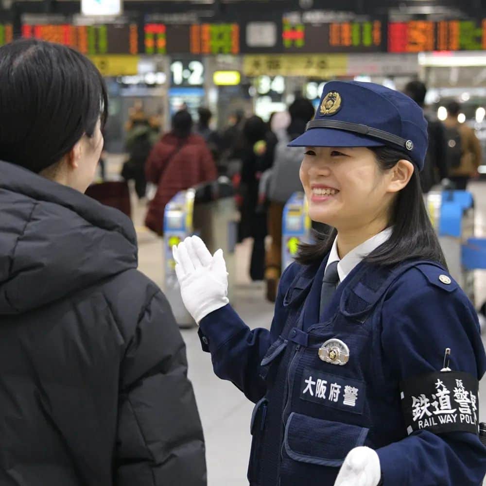 大阪府警察さんのインスタグラム写真 - (大阪府警察Instagram)「【未来に挑め！⑦ / 鉄道警察隊員】 ※「未来に挑め！」では、職務に邁進する若手警察職員を紹介していきます。  地域部  鉄道警察隊  巡査（23歳） 「警察官になって5年。一昨年の春から、鉄道警察隊員として、相談受理や防犯教室の実施、電車内での警戒業務に従事しています。被害者の気持ちを汲み取り、共にベストな解決策を考えられる警察官になるため、先輩の方々に負けずに知識と経験を重ねていきたいと思っています。」 趣味  スイーツ巡り 好きな言葉 「笑門来福」  #大阪府警察公式 #大阪府警察 #大阪府警 #府警 #警察 #警察官 #女性警察官 #おまわりさん #鉄道警察隊 #新幹線 #警戒 #笑顔 #笑門来福 #府民を守る #未来に挑め」2月14日 17時16分 - fukei_koho