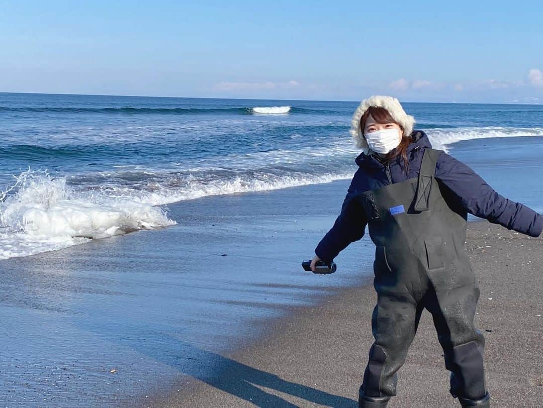 國本未華さんのインスタグラム写真 - (國本未華Instagram)「クリオネ調査隊。 こんな格好で北浜海岸へも行ってみた。（きのう） 天気は良いけど波が高くなったのですぐ撤退🥲 安全第一。  クリオネはみな、まさに荒波に揉まれながらもたくましく生きているのである、と思いをはせた日。  #オホーツク海 #クリオネ #北浜海岸 #流氷」2月14日 17時50分 - kunimoto_mika