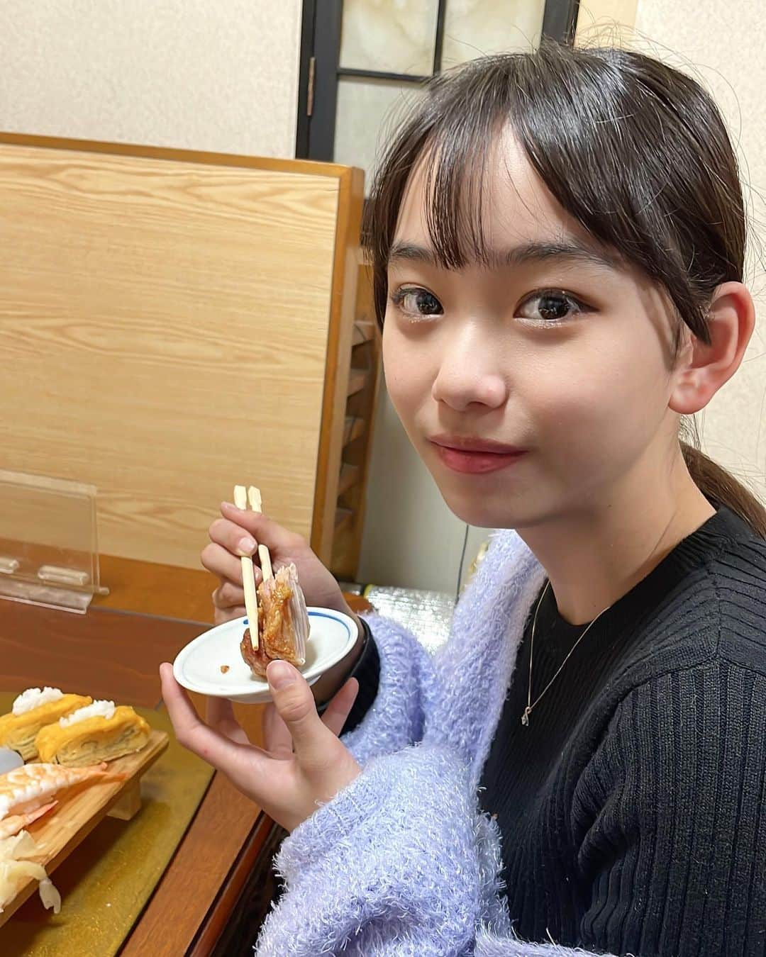 松本麗世さんのインスタグラム写真 - (松本麗世Instagram)「♡ ♡ お寿司ならいくらでも 食べれちゃう🍣 ♡ ♡ ♡  #松本麗世  #matsumotoreiyo #ふぁっしょん  #モデル #お寿司 #癖 #鹿児島 #おすし🍣  #パープルコーデ」2月14日 18時36分 - reiyo.matsumoto