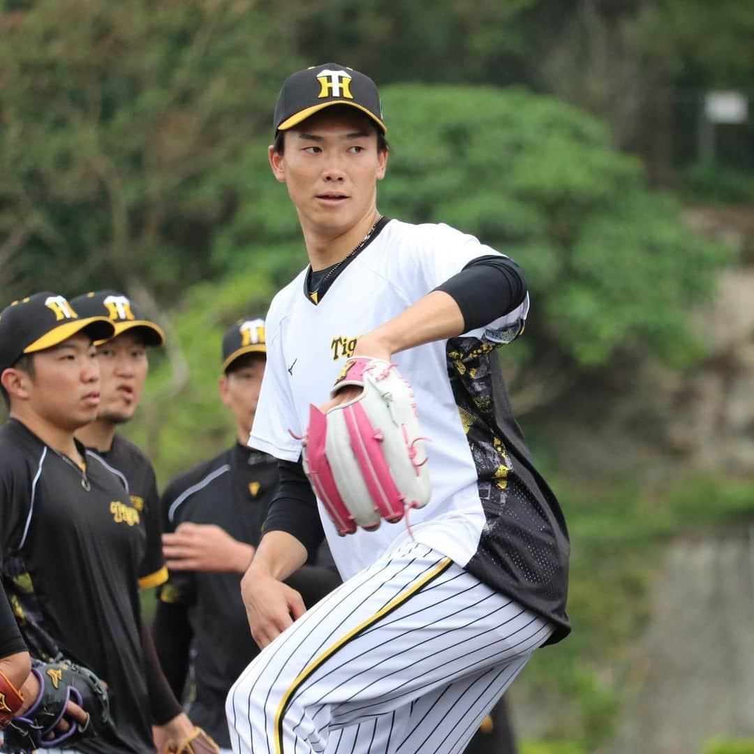 阪神タイガースさんのインスタグラム写真 - (阪神タイガースInstagram)「2月14日、宜野座村野球場での春季キャンプの様子・投手編です！ #桐敷拓馬 選手 #島本浩也 選手 #岩田将貴 選手 #岩崎優 選手 #大竹耕太郎 選手 #ジェレミービーズリー 選手 #ブライアンケラー 選手 #湯浅京己 選手 #伊藤将司 選手 #岩貞祐太 選手 #阪神タイガース  #宜野座キャンプ #宜野座村  #ARE ★キャンプ中継は#虎テレ で！」2月14日 18時52分 - hanshintigers_official