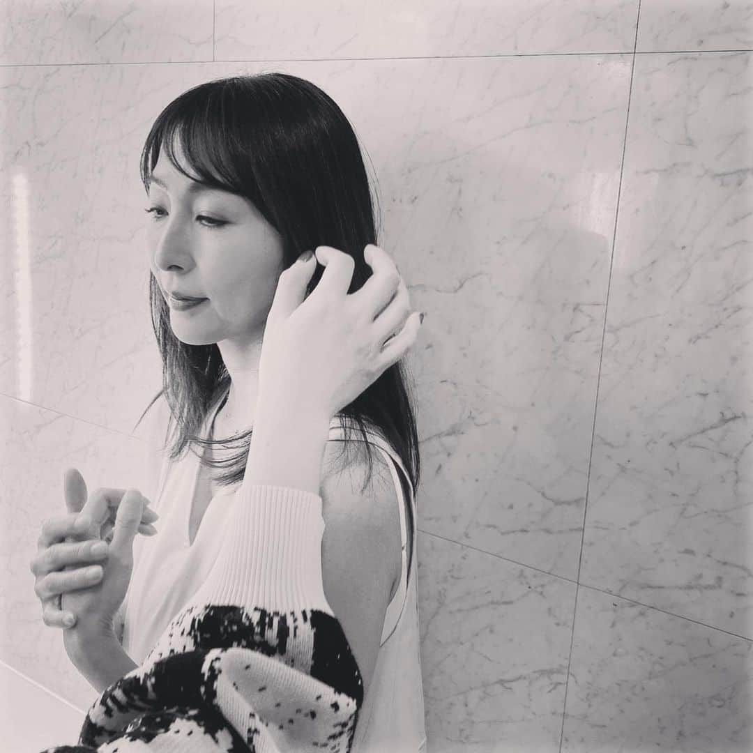 かとうれいこさんのインスタグラム写真 - (かとうれいこInstagram)「makeup room  撮影前に〜  メイクの谷中さんに香りの良いボディークリームを塗ってもらい、 リラックス癒された。  #撮影 #メイクルーム #撮影前のひととき  #ボディークリーム  #アロマ #リラックス」2月14日 18時54分 - katoreiko_official