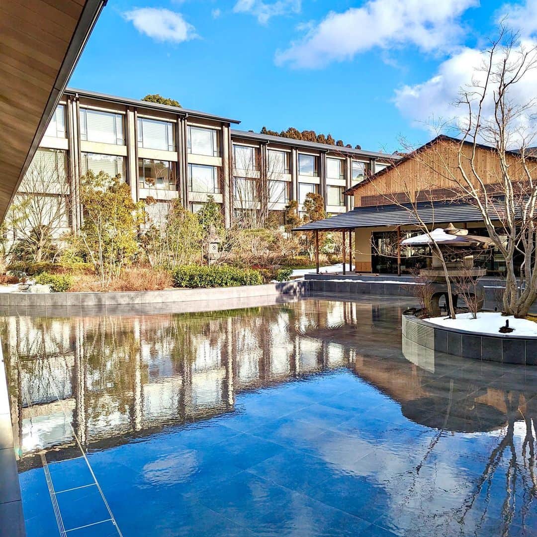 石井里奈さんのインスタグラム写真 - (石井里奈Instagram)「楽天トラベルでお得に泊まれた @roku.kyoto  本当に素敵なホテルで思い返すだけでも幸せな気持ちに。 . ホテルの部屋は温泉のお風呂付きのお部屋だったのですが滞在中いつでも温泉を楽しめて、ほんとお肌がツルツル温まりました。 部屋から見える雪の山の景色がこれまた本当に絶景なの💓 . 夕飯から戻ると綺麗にまたお部屋がベットメイクされていてサプライズでホテルからも還暦祝いのメッセージまで👏本当にいたれりつくせりでママといい思い出が作れました💓 おすすめしたい素敵なホテルです🫶 . 今なら楽天トラベルだと高級宿が5%オフで泊まれるキャンペーン中！ぜひ利用してみてくださいね💓 . @rakutentravel  #楽天トラベル #rakutentravel #旅行 #ホテル #国内旅行 #ホテルステイ #ホテル好きな人と繋がりたい #京都旅行 #京都ホテル #kyoto #京都観光 #母娘旅 #母娘 #還暦祝い #露天風呂 #露天風呂付き客室 #温泉 #温泉旅行」2月14日 19時34分 - ri7tin1025