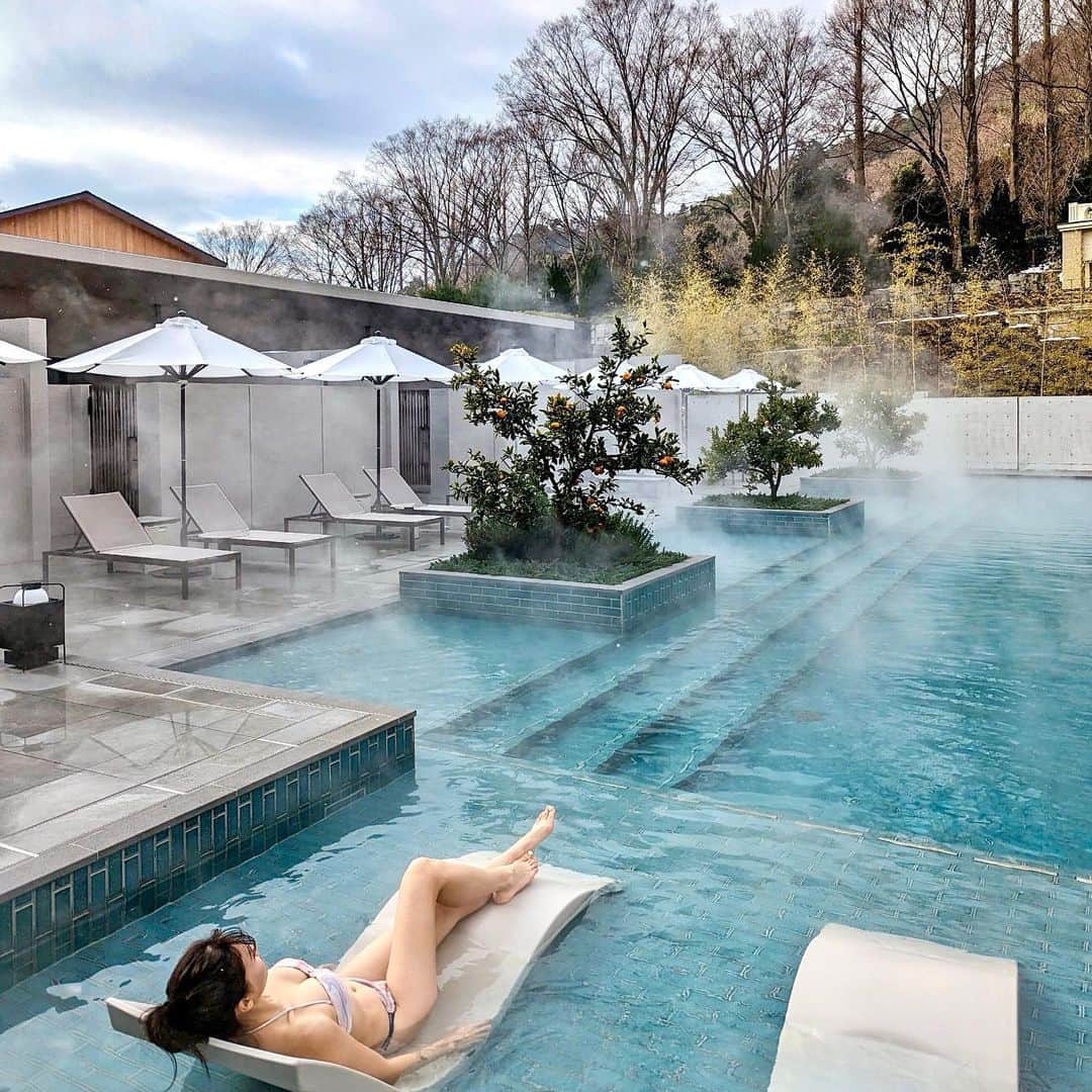 石井里奈さんのインスタグラム写真 - (石井里奈Instagram)「楽天トラベルでお得に泊まれた @roku.kyoto  本当に素敵なホテルで思い返すだけでも幸せな気持ちに。 . ホテルの部屋は温泉のお風呂付きのお部屋だったのですが滞在中いつでも温泉を楽しめて、ほんとお肌がツルツル温まりました。 部屋から見える雪の山の景色がこれまた本当に絶景なの💓 . 夕飯から戻ると綺麗にまたお部屋がベットメイクされていてサプライズでホテルからも還暦祝いのメッセージまで👏本当にいたれりつくせりでママといい思い出が作れました💓 おすすめしたい素敵なホテルです🫶 . 今なら楽天トラベルだと高級宿が5%オフで泊まれるキャンペーン中！ぜひ利用してみてくださいね💓 . @rakutentravel  #楽天トラベル #rakutentravel #旅行 #ホテル #国内旅行 #ホテルステイ #ホテル好きな人と繋がりたい #京都旅行 #京都ホテル #kyoto #京都観光 #母娘旅 #母娘 #還暦祝い #露天風呂 #露天風呂付き客室 #温泉 #温泉旅行」2月14日 19時34分 - ri7tin1025