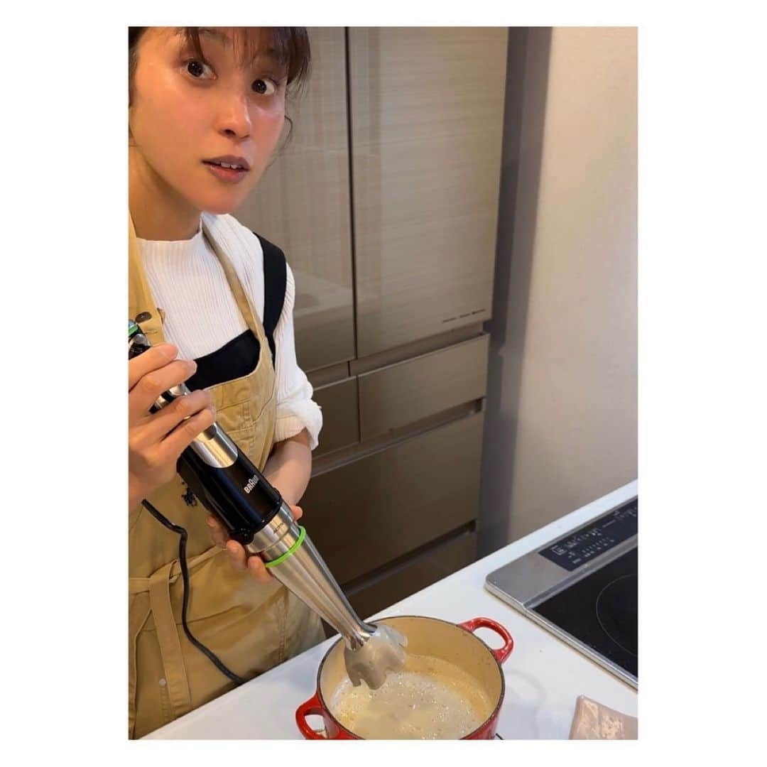 岡副麻希さんのインスタグラム写真 - (岡副麻希Instagram)「. happy valentine🍫❤️ ⁡ いつもより気合いを入れてみたり。 今夜は初めてビシソワーズを作ってみたり。 毎日飲んでるアーモンド効果を使ってみたら ものすごく簡単にできて感動ー！🥹 ⁡ 三枚目はいつもの私😂 メイクもせずぼさぼさで てんやわんやしながら作ってます笑 ⁡ ⁡ #バレンタイン #アーモンドミルク #アーモンド効果 #万能 #おうちごはん #❤️❤️❤️ #献立記録」2月14日 19時56分 - maki_okazoe_official