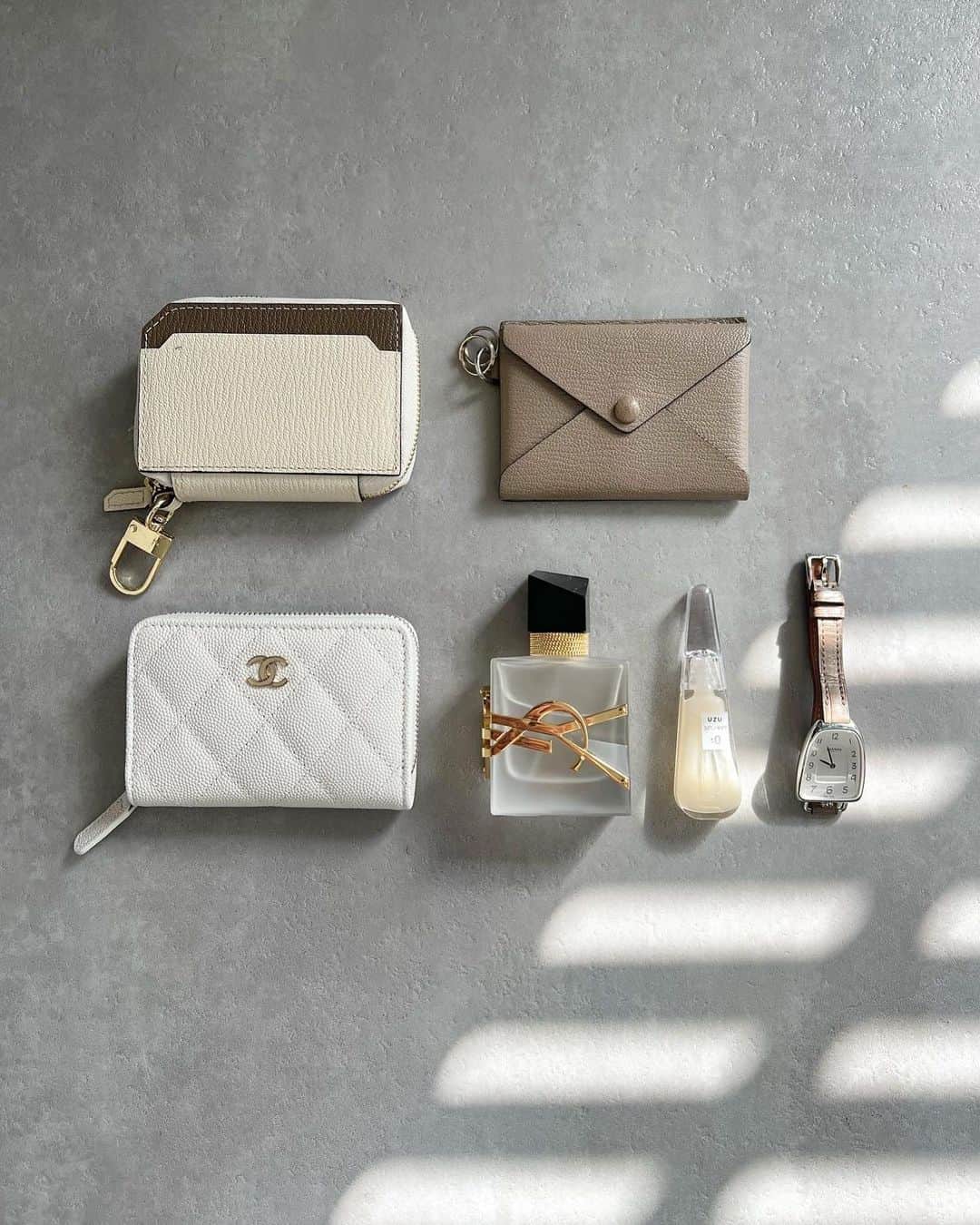 金子麻貴さんのインスタグラム写真 - (金子麻貴Instagram)「最近のミニバッグの中身🤍 数年使い続けた二つ折財布から 更にコンパクトに