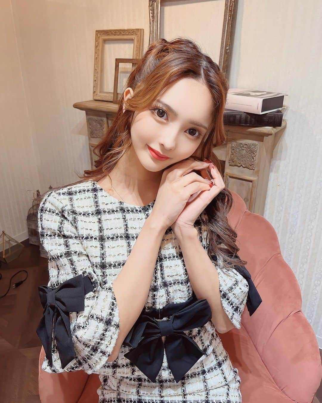 菅野芹那さんのインスタグラム写真 - (菅野芹那Instagram)「今日は @luline.jp さんの 撮影でした〜👗💖  楽しかったです、 ありがとうございました😊  #ベネ新宿 #ベネ東京 #ベネ #歌舞伎町 #歌舞伎町キャバクラ #歌舞伎町キャバ #歌舞伎町キャバ嬢 #歌舞伎町キャバクラ嬢 #キャバクラ #キャバ嬢 #キャバキャバ #衣装 #キャバドレス #ヘアメ　 #金髪 #編み込みヘア #ハーフツイン #前髪アレンジ #前髪なし #デコだし #デコ出し #会える人 #会えるといいな #自撮り #自撮り女子 #自撮り界隈 #自撮り界隈の人と繋がりたい」2月14日 20時09分 - serina_chan_17