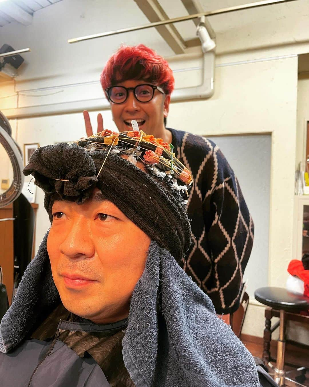 杉本知香さんのインスタグラム写真 - (杉本知香Instagram)「黒瀬くん&まちゃちゃんスッキリ✂️✨  ※黒瀬くん、パーマ終わってごきげんでバイクで帰ろうとしたら 故障してピクリともせず…😖 レッカーのお世話になってました🏍😱  #中目黒美容室#珍しい2ショット  #パンクブーブー黒瀬#パンクブーブー #くろじゅんチャンネル  #エグスプロージョンまちゃあき  #エグスプロージョン#本能寺の変」2月14日 20時23分 - sugimotoc