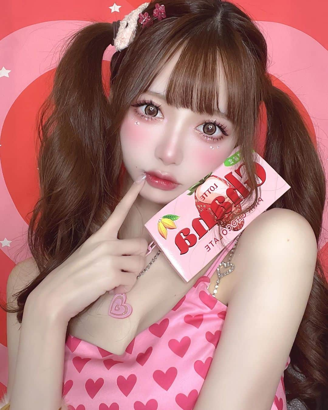 あやちゃんさんのインスタグラム写真 - (あやちゃんInstagram)「💗🫰🏻HappyValentine🍫´-  いつも投稿見てくれる皆がだーいすきです💘 これからもよろしくね💞  盛れたよね？🤎 いいねコメほちい🥺🍓  #バレンタイン #バレンタインチョコ #バレンタインデー #バレンタインコーデ #バレンタインメイク #韓国メイク #ピンクコーデ #ピンクメイク #ツインテール #ツインテールアレンジ #韓国アイドルメイク #韓国コーデ #ギャルメイク #ギャルコーデ #valentine #valentineday」2月14日 20時30分 - aya.you.love.r