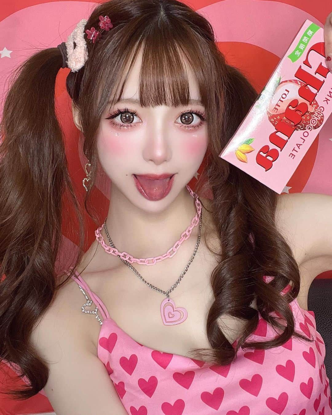 あやちゃんさんのインスタグラム写真 - (あやちゃんInstagram)「💗🫰🏻HappyValentine🍫´-  いつも投稿見てくれる皆がだーいすきです💘 これからもよろしくね💞  盛れたよね？🤎 いいねコメほちい🥺🍓  #バレンタイン #バレンタインチョコ #バレンタインデー #バレンタインコーデ #バレンタインメイク #韓国メイク #ピンクコーデ #ピンクメイク #ツインテール #ツインテールアレンジ #韓国アイドルメイク #韓国コーデ #ギャルメイク #ギャルコーデ #valentine #valentineday」2月14日 20時30分 - aya.you.love.r