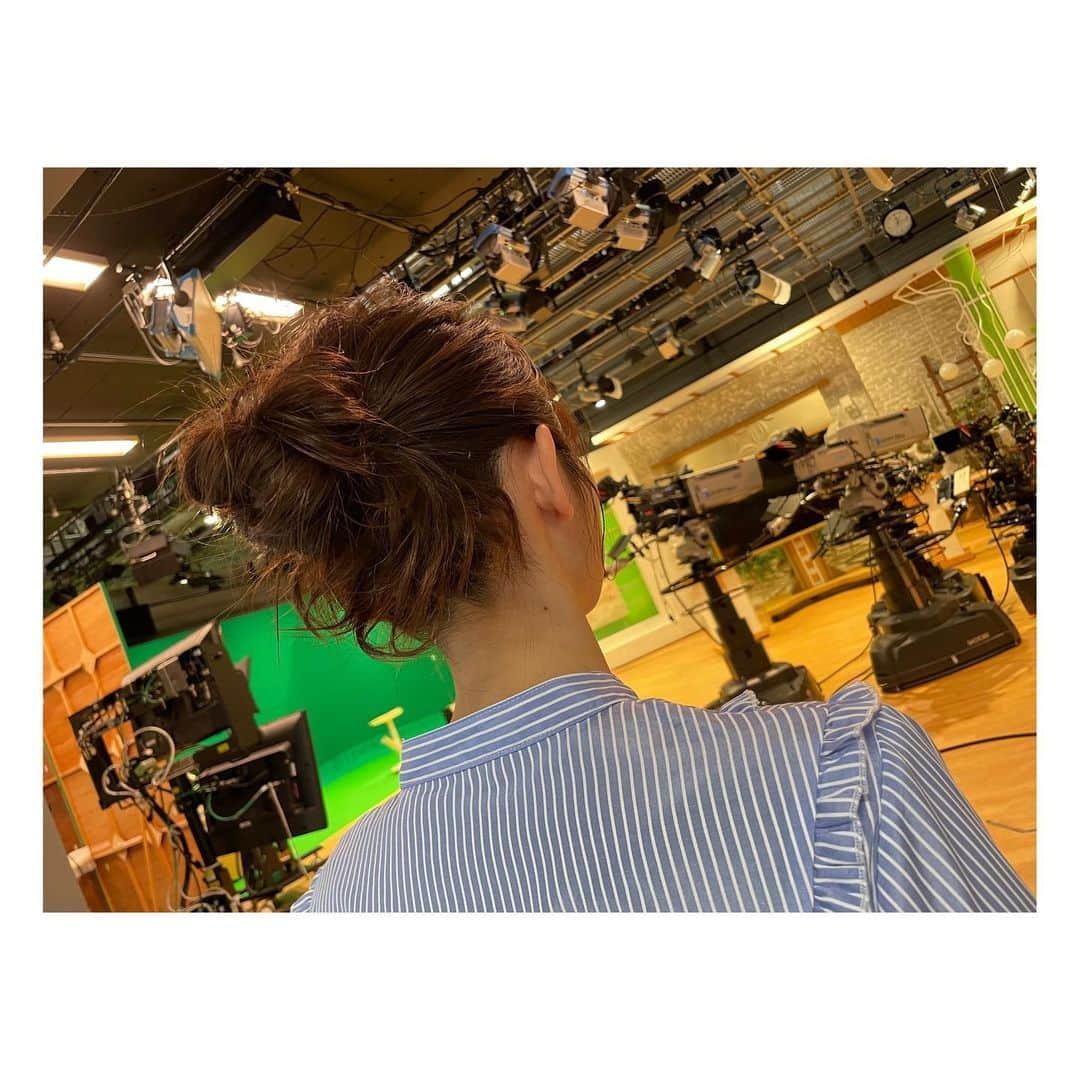 阿部芳美さんのインスタグラム写真 - (阿部芳美Instagram)「バレンタインなので…🥹🍫 5.6年ぶりくらいでしょうか？ お菓子作りをしました🤣笑  学生の頃は、好きでよく作っていたのですが🤔 ここ数年は、気づけば自分のためのご褒美チョコを買うバレンタインに…🥹💓  久しぶりのケーキは、 所々で雑さが際立っていますが🍰笑 楽しかったので良しとします😂✨  砂糖やバターを使わない、罪悪感が少ないケーキ！笑 一緒にペロリと食べ切りました💐  みなさんはどんなバレンタインでしたか？🍫  #バレンタイン #苺のレアチーズケーキ  #ストライク の髪型もとてもオシャレでした🤭💓 #望月杏夏 アナが本番後に撮ってくださいました🥰」2月14日 21時06分 - yoshimi_abe0410