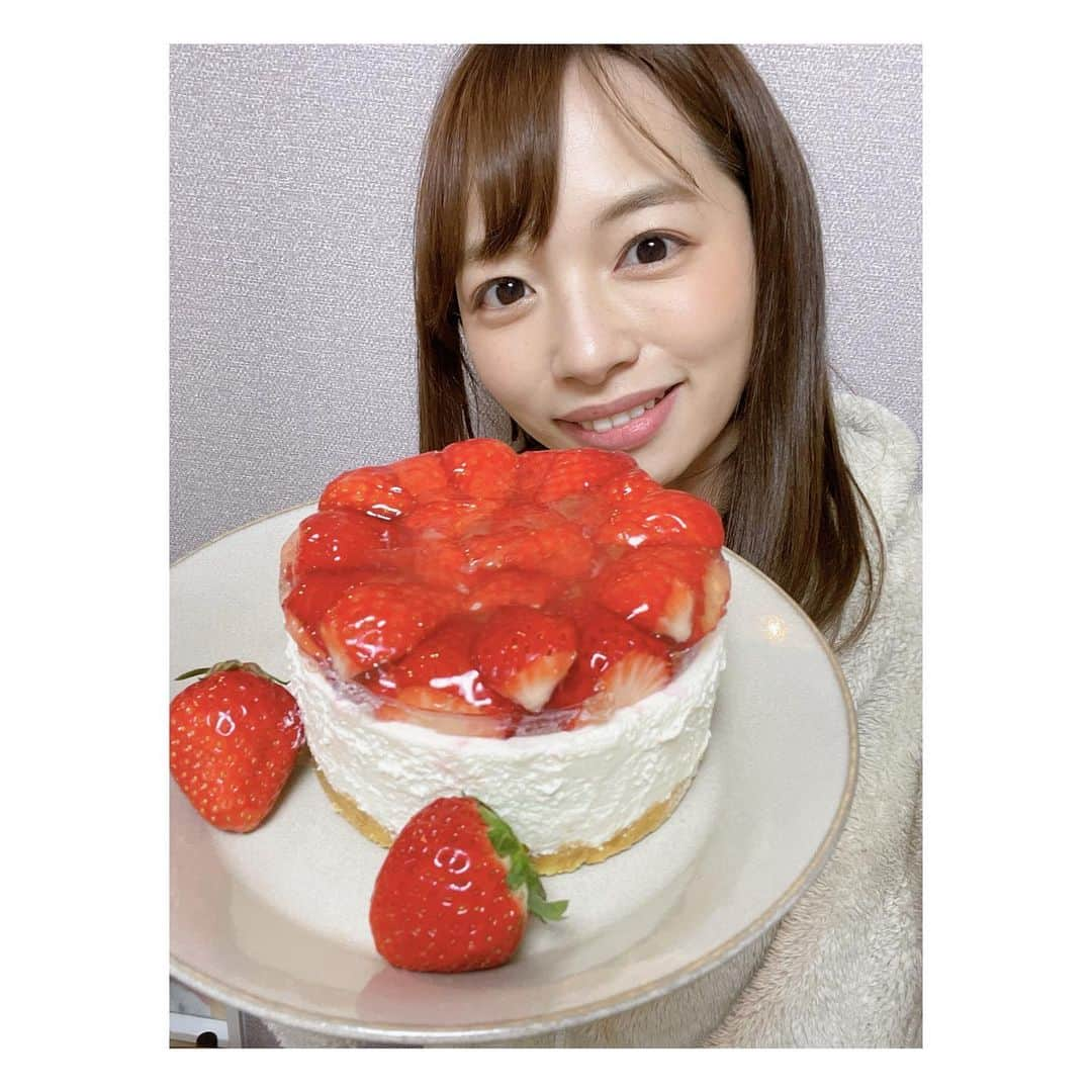 阿部芳美さんのインスタグラム写真 - (阿部芳美Instagram)「バレンタインなので…🥹🍫 5.6年ぶりくらいでしょうか？ お菓子作りをしました🤣笑  学生の頃は、好きでよく作っていたのですが🤔 ここ数年は、気づけば自分のためのご褒美チョコを買うバレンタインに…🥹💓  久しぶりのケーキは、 所々で雑さが際立っていますが🍰笑 楽しかったので良しとします😂✨  砂糖やバターを使わない、罪悪感が少ないケーキ！笑 一緒にペロリと食べ切りました💐  みなさんはどんなバレンタインでしたか？🍫  #バレンタイン #苺のレアチーズケーキ  #ストライク の髪型もとてもオシャレでした🤭💓 #望月杏夏 アナが本番後に撮ってくださいました🥰」2月14日 21時06分 - yoshimi_abe0410