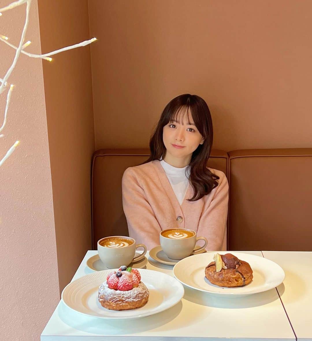 森香澄さんのインスタグラム写真 - (森香澄Instagram)「. 今日はバレンタインだからと朝からチョコレートを食べまくって、自分を甘やかしています🥺🍫♡」2月14日 22時20分 - mori_kasumi_
