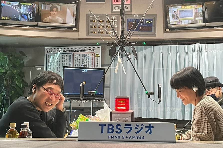 TBSラジオ「たまむすび」さんのインスタグラム写真 - (TBSラジオ「たまむすび」Instagram)「＼火曜のハイライト／  押すなよ押すなよ、 のいわゆるそれじゃないです。 受けてください、のフリじゃなくて！ でもでも、さてさてどうなることか、、、 あ。ちなみにバレンタインで 山里さんにもお渡ししましたよ。 甘ーーいと思いきや…辛ーーーい！！ こんな日にまさかのキムチ！  #tama954 #たまむすび #赤江珠緒 #山里亮太 #町山智浩 #アメリカ流れ者 #ベネデッタ #カールの差し入れありがとうございます😊 #Twitterのフォローもよろしくです」2月14日 22時24分 - tamamusubi905954