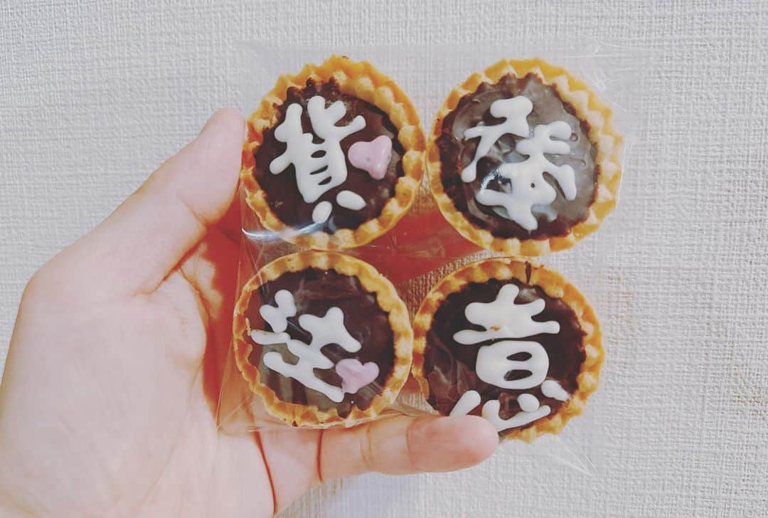 丸山桂里奈さんのインスタグラム写真 - (丸山桂里奈Instagram)「ハッピーバレンタイン❤️ 今年は手作りしました。2023年はお菓子を作ることをやりたいなと思います。 料理はもちろんお菓子好きだからこそ、お菓子も簡単につくれる人間になりたいです。 お菓子に味方される人間なんて‼️👍 そして、私が常日頃から思っている『背後に注意』を送りました🤝 私が一番に思うことです🤏 やっぱり、背後だよね‼️ あとは、並を送りました。 本並さんの並は並が一番穏やかにこちらを見ている気がしてます。本は先頭にいるのでいつも目立つので、、、🥊なので、今日は並を主役にしました👍🤏👃 そして、最近減量中の本並さんにメガネもプレゼントしました👓本並さんが買わなそうなものを選びました〜 喜んでくれて、嬉しかったぁ😍バレンタインて、なんかいいね、やっぱりイベントがだいすきです🍫❣️ みんな、ハッピーバレンタイン🍫❤️  #本並さんへ #手作りチョコにしました #背後注意 #並 #送りました #いえーい #ハッピーバレンタイン #らぶ #いい意味で #インスタバエ」2月14日 23時09分 - karinamaruyama