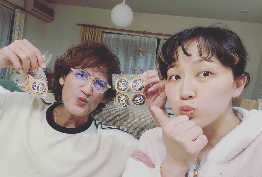 丸山桂里奈さんのインスタグラム写真 - (丸山桂里奈Instagram)「ハッピーバレンタイン❤️ 今年は手作りしました。2023年はお菓子を作ることをやりたいなと思います。 料理はもちろんお菓子好きだからこそ、お菓子も簡単につくれる人間になりたいです。 お菓子に味方される人間なんて‼️👍 そして、私が常日頃から思っている『背後に注意』を送りました🤝 私が一番に思うことです🤏 やっぱり、背後だよね‼️ あとは、並を送りました。 本並さんの並は並が一番穏やかにこちらを見ている気がしてます。本は先頭にいるのでいつも目立つので、、、🥊なので、今日は並を主役にしました👍🤏👃 そして、最近減量中の本並さんにメガネもプレゼントしました👓本並さんが買わなそうなものを選びました〜 喜んでくれて、嬉しかったぁ😍バレンタインて、なんかいいね、やっぱりイベントがだいすきです🍫❣️ みんな、ハッピーバレンタイン🍫❤️  #本並さんへ #手作りチョコにしました #背後注意 #並 #送りました #いえーい #ハッピーバレンタイン #らぶ #いい意味で #インスタバエ」2月14日 23時09分 - karinamaruyama