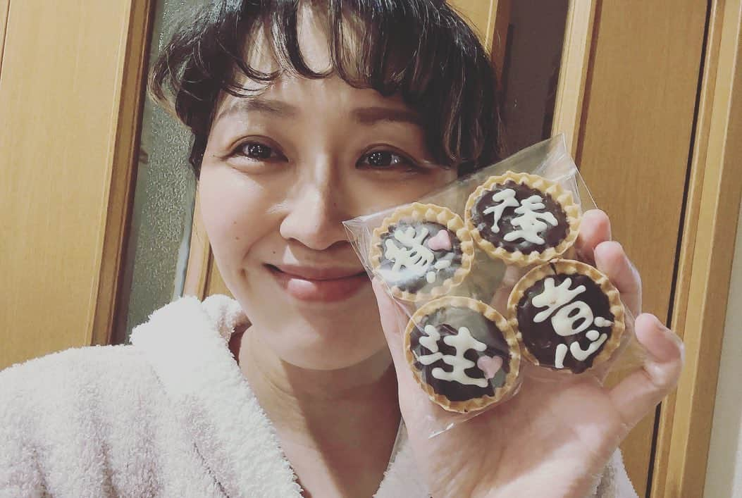 丸山桂里奈さんのインスタグラム写真 - (丸山桂里奈Instagram)「ハッピーバレンタイン❤️ 今年は手作りしました。2023年はお菓子を作ることをやりたいなと思います。 料理はもちろんお菓子好きだからこそ、お菓子も簡単につくれる人間になりたいです。 お菓子に味方される人間なんて‼️👍 そして、私が常日頃から思っている『背後に注意』を送りました🤝 私が一番に思うことです🤏 やっぱり、背後だよね‼️ あとは、並を送りました。 本並さんの並は並が一番穏やかにこちらを見ている気がしてます。本は先頭にいるのでいつも目立つので、、、🥊なので、今日は並を主役にしました👍🤏👃 そして、最近減量中の本並さんにメガネもプレゼントしました👓本並さんが買わなそうなものを選びました〜 喜んでくれて、嬉しかったぁ😍バレンタインて、なんかいいね、やっぱりイベントがだいすきです🍫❣️ みんな、ハッピーバレンタイン🍫❤️  #本並さんへ #手作りチョコにしました #背後注意 #並 #送りました #いえーい #ハッピーバレンタイン #らぶ #いい意味で #インスタバエ」2月14日 23時09分 - karinamaruyama