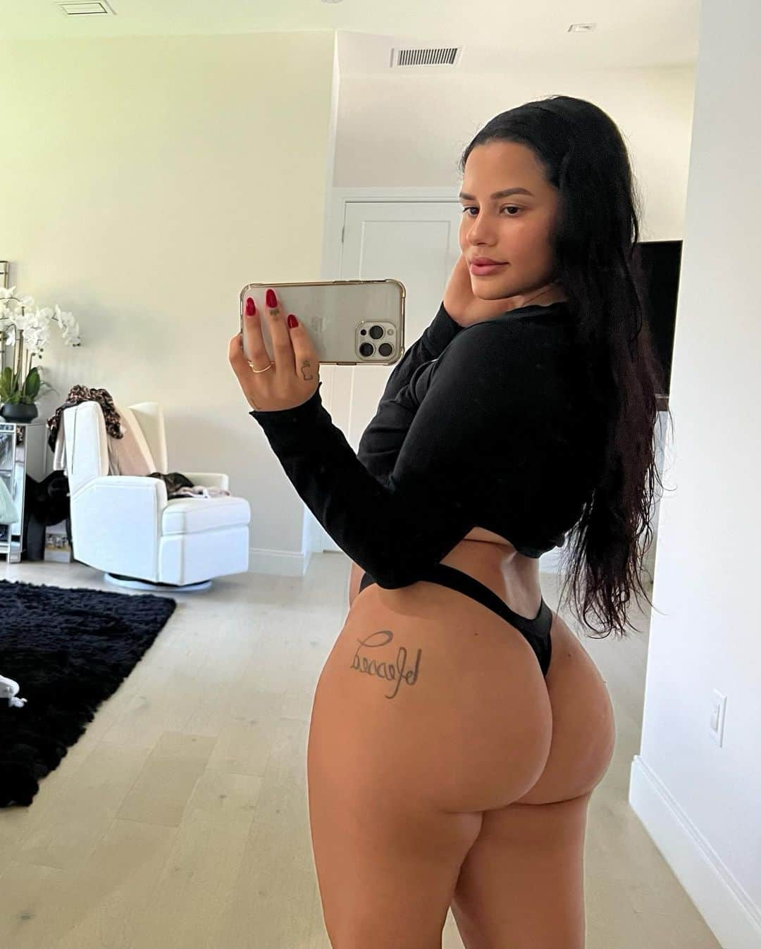 Katya Elise Henryさんのインスタグラム写真 - (Katya Elise HenryInstagram)「The COMEBACK is always better than the set back. I’m coming for you @wbkfit 😉  The new Comeback Challenge is for the girls who are taking it back… no more excuses. You in? Link in bio to sign up 👑 #1monthpostpartum」2月15日 4時16分 - katyaelisehenry