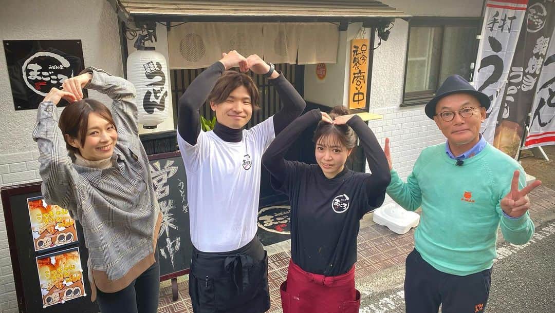 酒井瞳さんのインスタグラム写真 - (酒井瞳Instagram)「#宮崎 は #うどん もとっても愛されている食文化があります✨  柔らか麺が特徴なんだけど、それだけじゃない  本当に色んなうどんに出会いました！  今回は #日南 に行ってきたよ！  昔から愛されるそしてこれからスタートの @magokoro_0724 さんの #鍋焼きうどん   歴史のある鍋焼きうどんを復活させたい！と  若い夫婦が新たなうどんの歴史を作るこれから楽しみなフレッシュなうどん屋さん！  老舗うどんの #こまどりうどん の #すき焼きうどん  こちらは毎朝作られている宮崎ではコシのあるだけどふわっとした麺😳✨  お出汁が美味しいからすき焼きの濃さというより、あっさり深みのあるスープ！  〆にご飯をスープに入れて全てを食べ尽くせる🤤✨  そして視聴者プレゼントもたくさんありますので  来週もまだまだ続くうどん特集！お楽しみに😆‼️  #宮崎グルメ #日南グルメ #日南ランチ #うどん好き #よかばん」2月15日 9時19分 - s.sakaihitomi