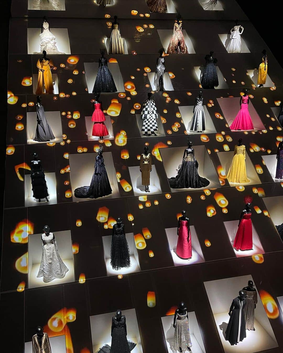 安齋星来さんのインスタグラム写真 - (安齋星来Instagram)「ELLE @Dior  with  Seira Anzai  ディオール展にお邪魔してきました。 とても素敵な空間に、Diorの全てが展示されていました。  本当に言葉にはできない･載せきれない･伝えきれないほどの 幸せと感動を覚えました。 私はプライベートでもまた必ず遊びに行く予定です…  是非運んでみてください。 ⠀ ⠀ @dior   #DiorDesignerOfDreams #Dior #ellepr」2月15日 20時00分 - seiraanzai