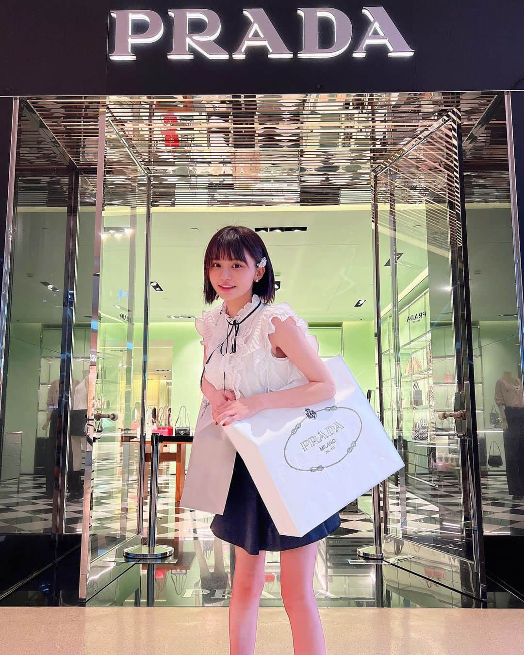 みもれもんさんのインスタグラム写真 - (みもれもんInstagram)「It's just that I received a comment that it's good for common people ❣️ but 👼  I went shopping at the shopping mall next to the hotel ＼(^ω^)／🇹🇭Glittery cute😍😍😍Just looking at it makes me feel better 🤤  大戸屋デリバリーして庶民的な とこイイね❣️ってコメ届いてた ところでアレなんですけど👼 ホテル横のショッピングモールで お買い物してきました＼(^ω^)／🇹🇭 キラキラ可愛いぃぃぃ😍😍😍 見てるだけで気分上がります🤤❤️‍🔥  (相変わらずお家大好きマンだけど これ持ってオシャレして いっぱいお出かけ行く予定🫶❤️‍🔥)  #タイ #バンコク #Bangkok #Thailand #bangkokthailand #みもれもん #Mimolemon #ootd #れもん #travelphotography #valentino #cpn #prada」2月15日 12時24分 - mimore_mon0929