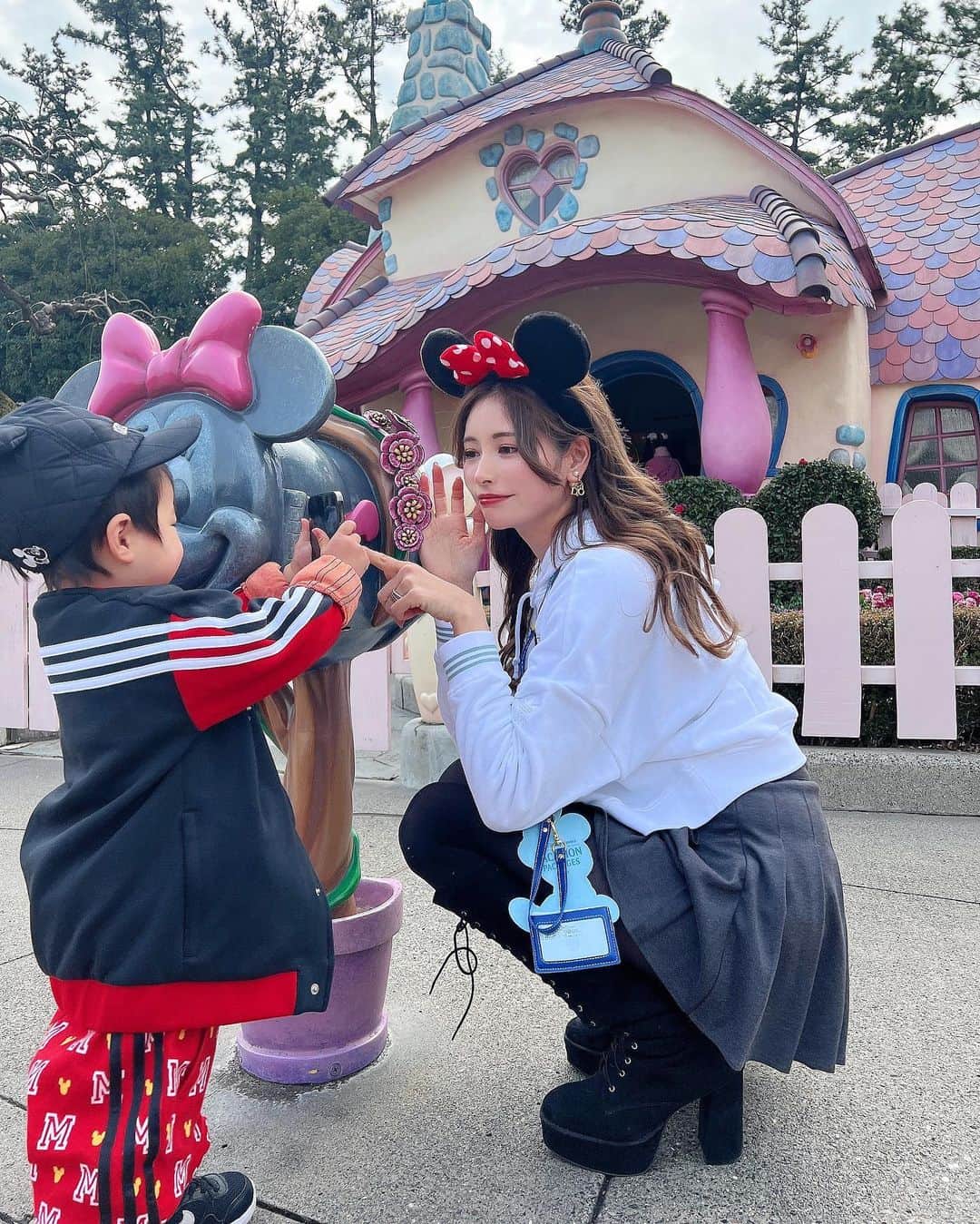 得あゆさんのインスタグラム写真 - (得あゆInstagram)「ストーリーばかりで全然投稿できてなくてごめんなさい🥺 残したい写真も沢山なので載せて行きます🥺✨  私の写真を撮ってくれる👦🏻が可愛すぎるのでチラ見せ🫶🏻🤣❤️ (将来彼女の写真をたくさん撮ってくれる男に育て上げます💪🏻笑)  ・ ・ ・ ・ ・ ・ ・ ・ ・ ・ ・ ・ #東京ディズニーランド#東京ディズニーリゾート#ディズニーランド#ディズニーコーデ#ミニーちゃん#ディズニーカチューシャ#ミニーちゃん#息子#息子とデート#初ディズニー#夢の国#チュロス#子供の成長#親子ディズニー#家族ディズニー#家族旅行#東京旅行#disneylandtokyo#disneyland#ミニーの家#ディズニーデビュー#ディズニーデビューレポ#ミラコスタ#ディズニーホテル#親子コーデ#息子コーデ#子育てママ#ママライフ#ママコーデ#パーカー#ディズニーグッズ」2月15日 13時16分 - tokuayu819