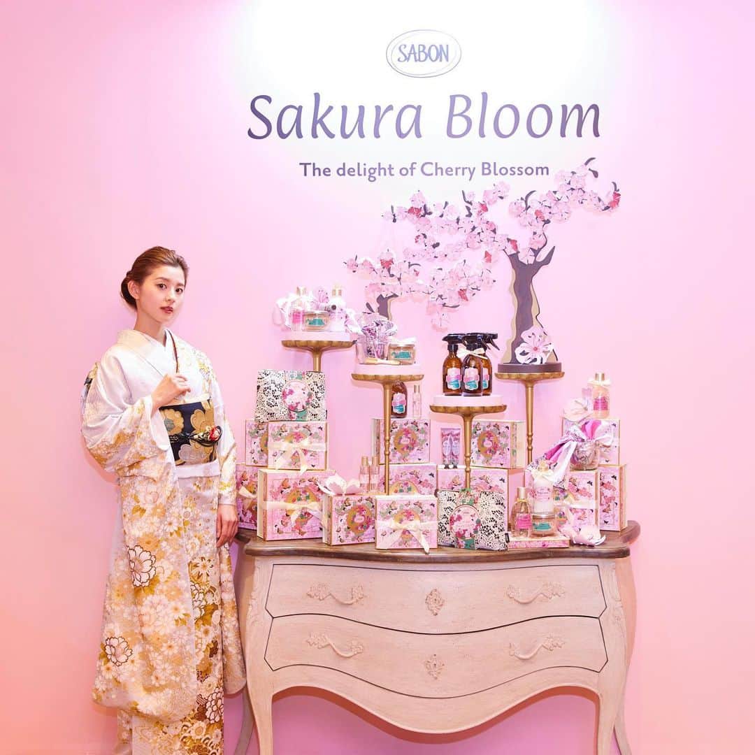 朝比奈彩さんのインスタグラム写真 - (朝比奈彩Instagram)「. . SABON日本上陸15周年を記念した「Sakura Bloom Collection」🌸 . 2/15~2/23まで伊勢丹新宿店本館1階 プロモーションスペースにて、 先行発売ホップアップストアがオープン💓 . 春の空に咲く清らかなフローラルグリーンな香りと 春らしいパッケージでとても可愛かった♡ . @sabon_japan  #sabon #サボン #SABONサクラブルーム#sabonjapan15th  #サボンノサクラ」2月15日 13時42分 - asahina_aya