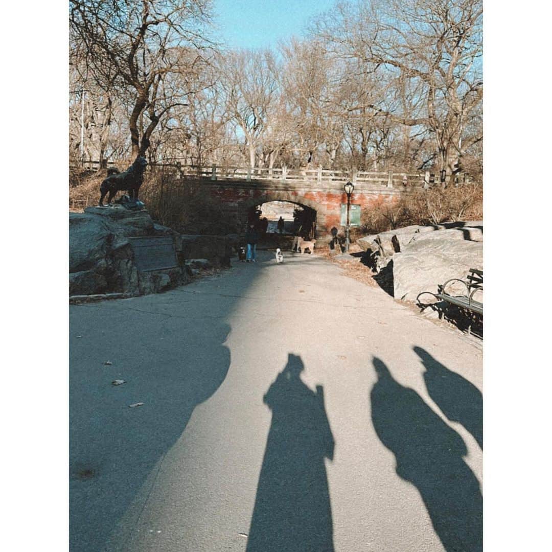 紗栄子さんのインスタグラム写真 - (紗栄子Instagram)「今朝はラルフコーヒーでラテとクロワッサンを買って、セントラルパークへお散歩へ☕️🥐👟🗽  朝の時間はわんこたちもノーリードでお散歩するのが許されている時間みたいで、人の数と同じくらい、もしくはそれ以上のわんこ達が自由に戯れあって遊んでいて、NYではわんこも市民権を得られていることを改めて感じる朝🐕‍🦺💕🇺🇸🗽🌈  美味しいラテにクロワッサン、 歩きやすいスニーカーに友達、 目の前には幸せそうに遊ぶ動物たちがそこには居て...  私自身の「幸せ」を感じる完璧な朝でした☕️🌹🌞  そして日本では、 @nasufarmvillage のPOPUPが愛媛のいよてつ高島屋で今日から始まりました🐎💕🫶🏻✨🏬  私も皆さんと会える日を楽しみに、お仕事頑張ります🗽💖🫶🏻✨」2月15日 14時48分 - saekoofficial