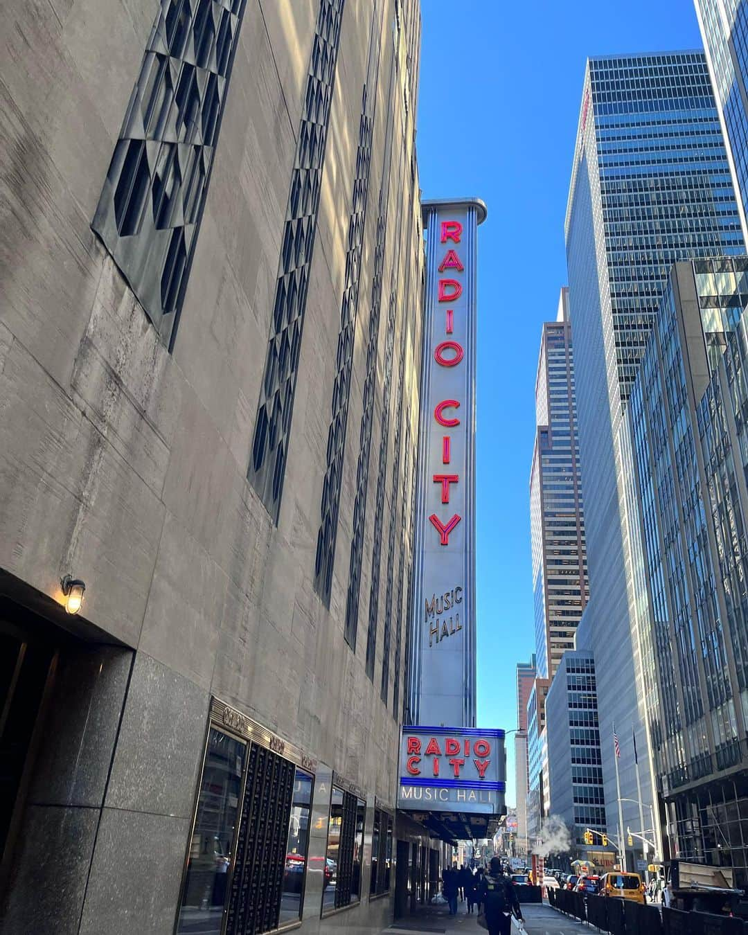 木村心美さんのインスタグラム写真 - (木村心美Instagram)「An amaaaazing night at New York Radio City with the legend, @langlangpiano !!!! 🤩🤩🥰 I was truly honored to be invited as guest, thank you for having me😭🤩✨ ・ Here’s a picture with @langlangpiano and @ginaalicepiano ! 🥴✨ ・ Hope to see you soon!!!  ・ 本日はニューヨーク ラジオシティーでの、 @langlangpiano のコンサートにゲストとしてご招待頂き、アリエル「パート オブ ユア ワールド」をランランと演奏させていただきました！！！一生の宝物になる海外デビューとなりました😊✨ありがとうございました。 お写真はジーナさんも！ @ginaalicepiano  ・ 音楽は楽しい〜🥴🥴 ・ @dior @diorbeauty」2月15日 16時15分 - cocomi_553_official