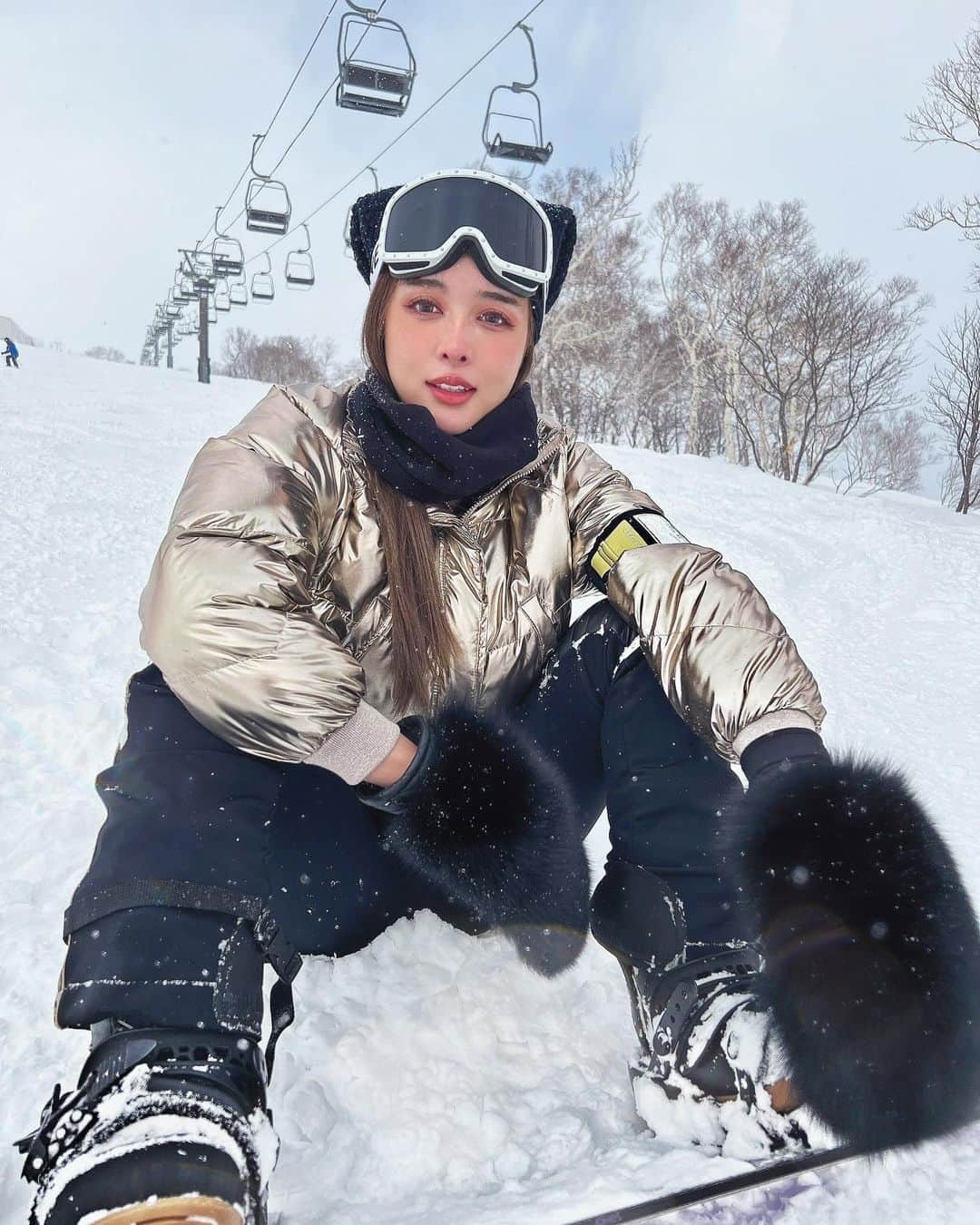 濱野りれさんのインスタグラム写真 - (濱野りれInstagram)「Winter fun in Japan🤍🤍🤍 Don't worry, I'm wearing. I got a bunch of DM that worry about me! Thanks anyway😘  DMが過去一届きました🐈‍⬛ 安心してください、着ています！ 年に一回の楽しみ、次はスキーやってみたいな！  #niseko #nisekoannupuri #annupuri #ski #skiwear #snowboard #snowboarding #snowy #snowing #snowmountain #CELINE #wintersport #mygoldbergh #ニセコ #ニセコアンヌプリ #アンヌプリ #スキー #スキー #スノボ #北海道」2月15日 16時32分 - riregram