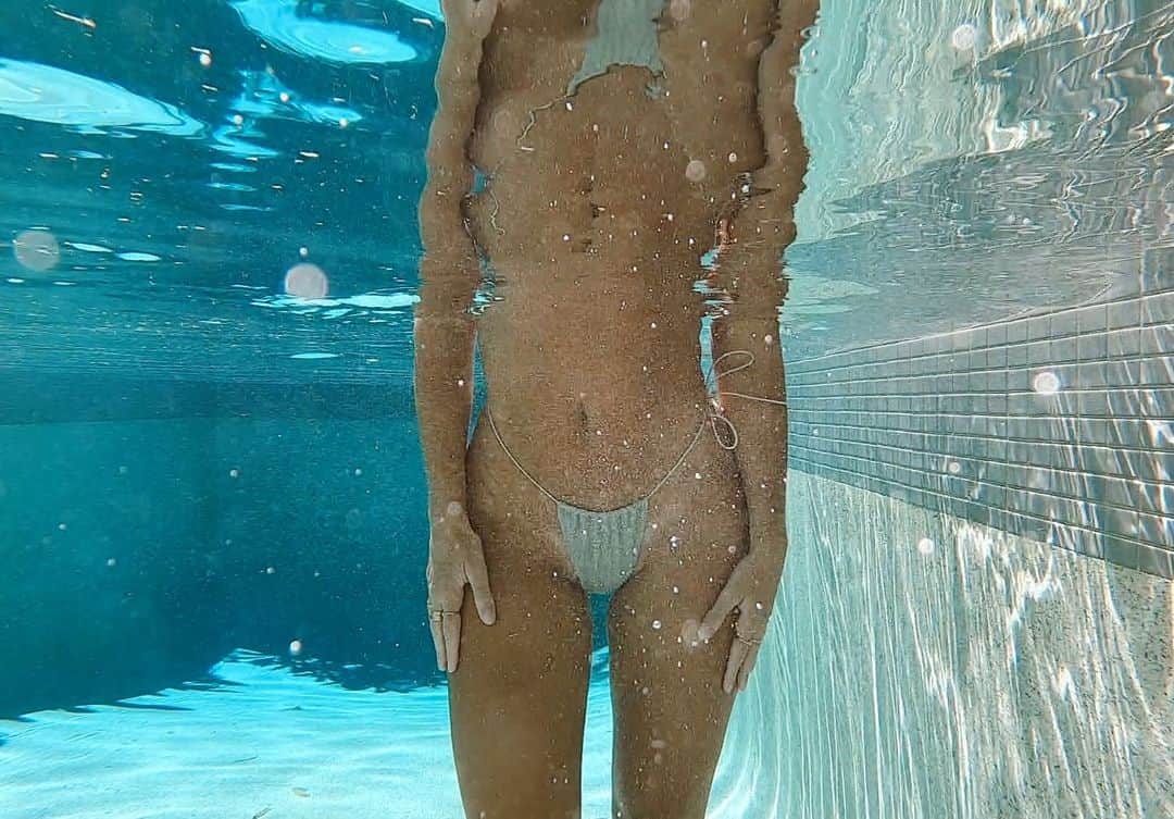 Rosanna Arkleさんのインスタグラム写真 - (Rosanna ArkleInstagram)「Underwater 📸  are my new faveeee! Wearing @naturylswim  by @naturylbynbk 😍😍😍💦🙌🏽」2月15日 17時03分 - rosannaarkle
