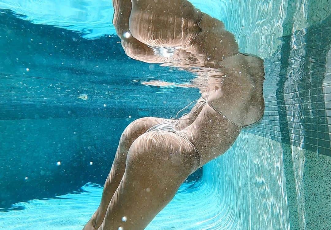 Rosanna Arkleさんのインスタグラム写真 - (Rosanna ArkleInstagram)「Underwater 📸  are my new faveeee! Wearing @naturylswim  by @naturylbynbk 😍😍😍💦🙌🏽」2月15日 17時03分 - rosannaarkle