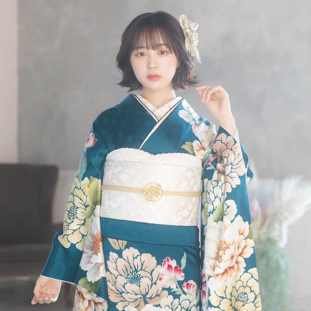 なえなのさんのインスタグラム写真 - (なえなのInstagram)「なえなのの振袖👘  淡い色もいいし深い色もいいしで迷っちゃうね😅💦🤍  今回は振袖にプラスして袴も🫶 最近の袴ってこんなにかわいいのねなえもびっくり🥹 みんなはどれがこのみ？  「なえなのの振袖」は3月から！ 卒業袴は5月から全国の呉服店、振袖専門店で取扱い開始されるよ〜☺︎  「なえなのの振袖」で検索すると全カット掲載されてます！みてみてね〜  #振袖 #卒業式 #袴 #日本橋丸上　 @nihonbashimarujo_furisode」2月15日 18時09分 - naenano0114