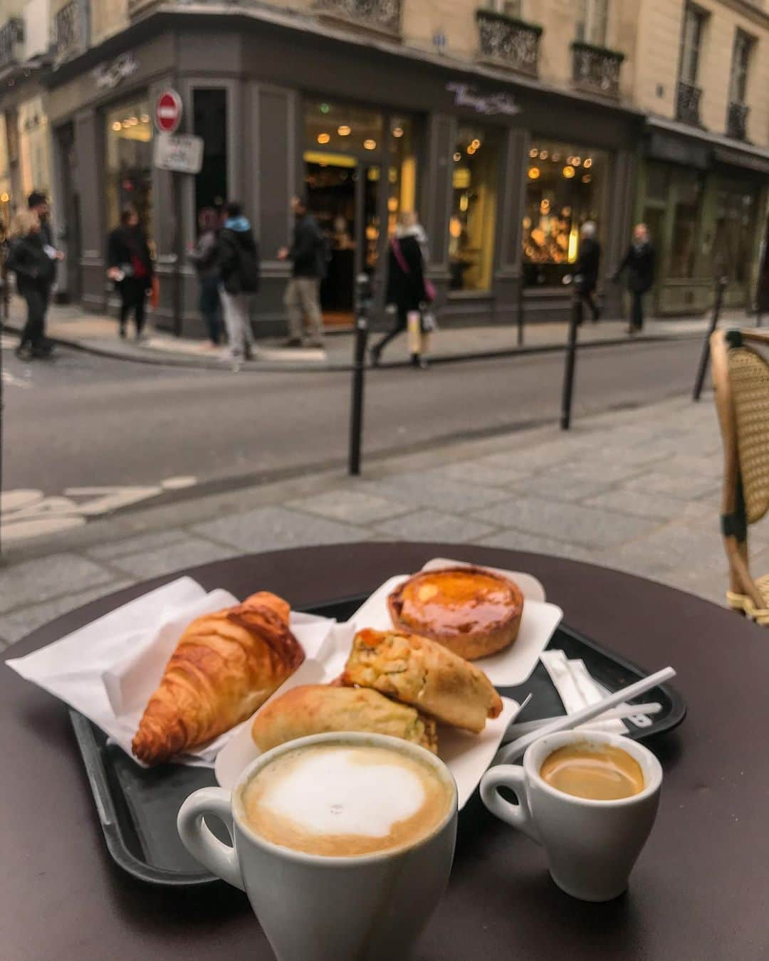 羽石杏奈さんのインスタグラム写真 - (羽石杏奈Instagram)「when I was in France.. 🇫🇷✨ 数年前の冬、フランスを旅してたとき📸  旅行中にちょうどデモが起きてて、状況は日々変わるし、 ネットで調べても分からないことが多くて、 心配なこともあったんだよね💭 観光庁が出してる「Z世代への海外旅行調査結果」を見て、 現地の言葉もわからないし、海外旅行中にトラブルが起きると やっぱり対処できるか不安になるよね🥺  海外を旅行するときは、 もちろん日本より知ってることが少ないし 現地の情報ってすごく大事。 観光庁のサービスでツアーセーフティーネットっていう 旅行会社が登録してくれるサービスがあって、 旅中に登録した現地の安全情報が 常にアップデートされて、メールで知らせてくれるんだって！ 安心して海外を旅をするために✔︎ 登録料も無料だから、気になる方はぜひチェックしてみてください🫶  #海外旅行 #旅行 #女子旅 #観光庁 #ツアーセーフティーネット」2月15日 18時46分 - hawaiianna913