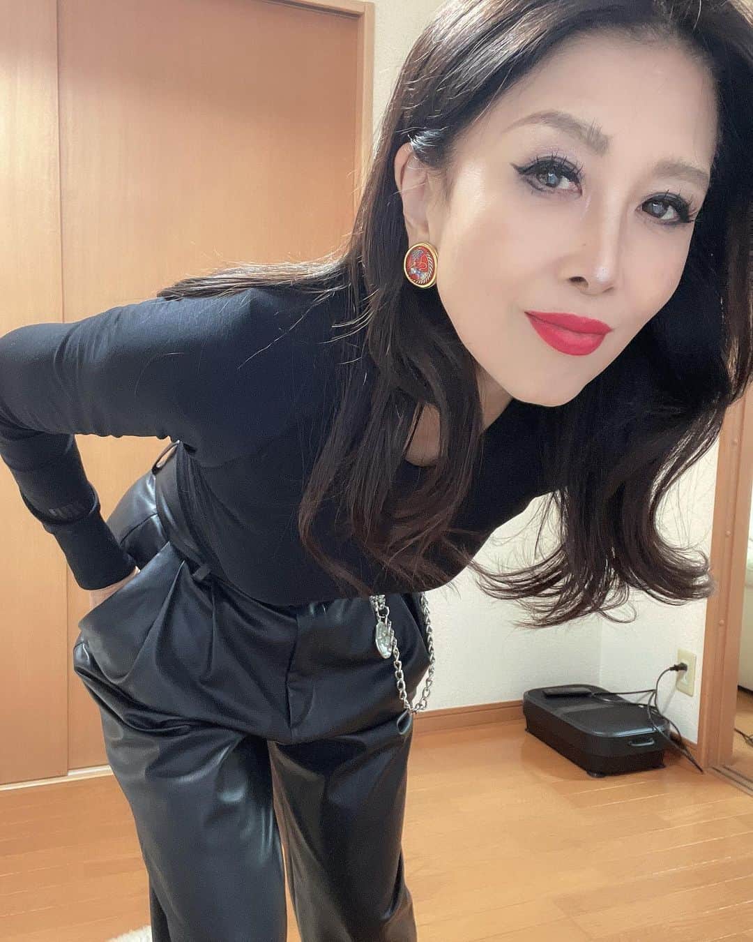 Naoko（なおこ）さんのインスタグラム写真 - (Naoko（なおこ）Instagram)「🌸 🌸 🌸😙  バストの下垂や張りのなさが気になってるけど どうせするなら 可愛い 補整下着がいい。  @heaven_Japan 「ビスチェリーナ」 は、  1️⃣セミロング丈で、メリハリのあるシルエットつくる  2️⃣可愛い羽根みたいな デザインなのに 脇や背中のお肉をしっかり集めてくれる  3️⃣ サイズ展開が豊富 B(アンダー65-75)C-D(アンダー65-80)E-K(アンダー65-90) 補整下着なのにデザインが可愛い  4️⃣サイズ選びに困ったら、コンタクトセンターに聞いて買える  しかも 背肉が多いか 張りがあるタイプか など女子の悩みのど真ん中でいろいろ選べる  わたしは、 トップスは タイトなものを 着るコトが多いので 下着選びは ほんと真剣。  ブラ選びで 服のシルエット 変わるからね。  HEAVEN Japanのアンバサダー「下着の悩みなくし大使」に任命されたときは やっぱ来たか！と 思いました！笑笑  タグをつけておくので 綺麗なモデルさんが きてるのを 見てみてください😙💕👙  #補正ブラ #補正下着 #脇肉サポート #ビスチェリーナ  #筋トレ女子 #フィットネス女子#フィットネス#Fitness#筋トレ女子と繋がりたい #筋トレ好き#筋トレ好きと繋がりたい#減量 #くびれ#美ボディ #アラフィフ#アラフィフコーデ#ボディメイク #50代#健康 #熊本 #kumamoto」2月15日 19時27分 - smile_naohibi