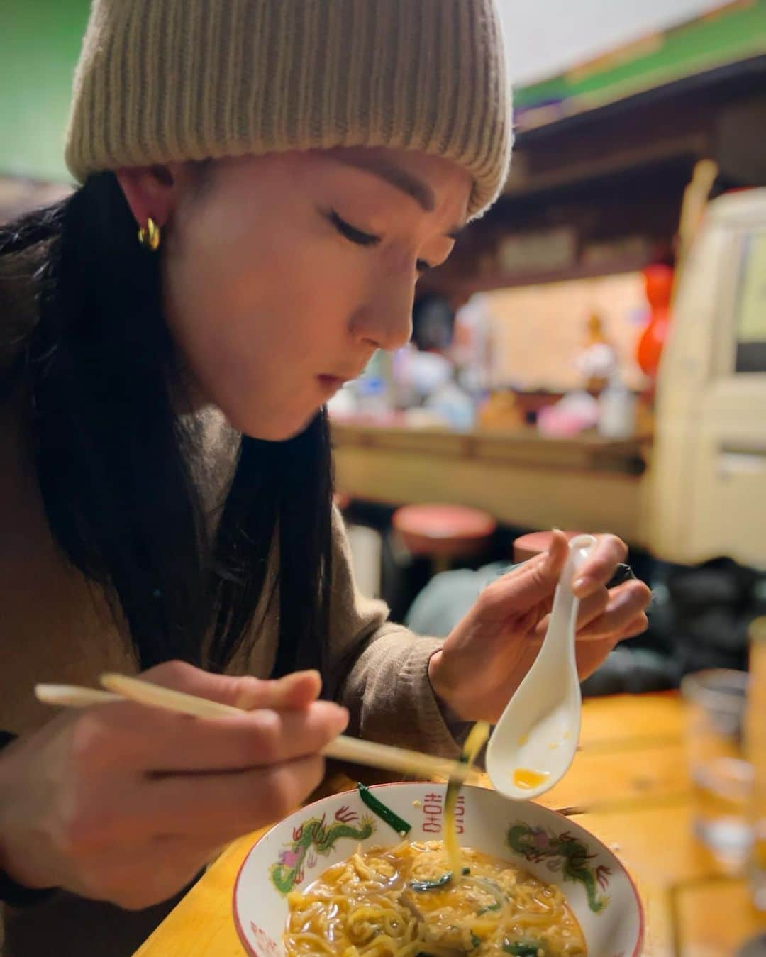 冨永愛さんのインスタグラム写真 - (冨永愛Instagram)「⁡ 今年1回目のラーメン！ 大奥の撮影が終わったご褒美に、食べるでしょー❤︎ 今回はホルモン焼き屋さんのラーメンでした ⁡ 嬉しすぎてブレてるw ⁡ #テグタンラーメン #食いしん坊シリーズ」2月15日 20時22分 - ai_tominaga_official