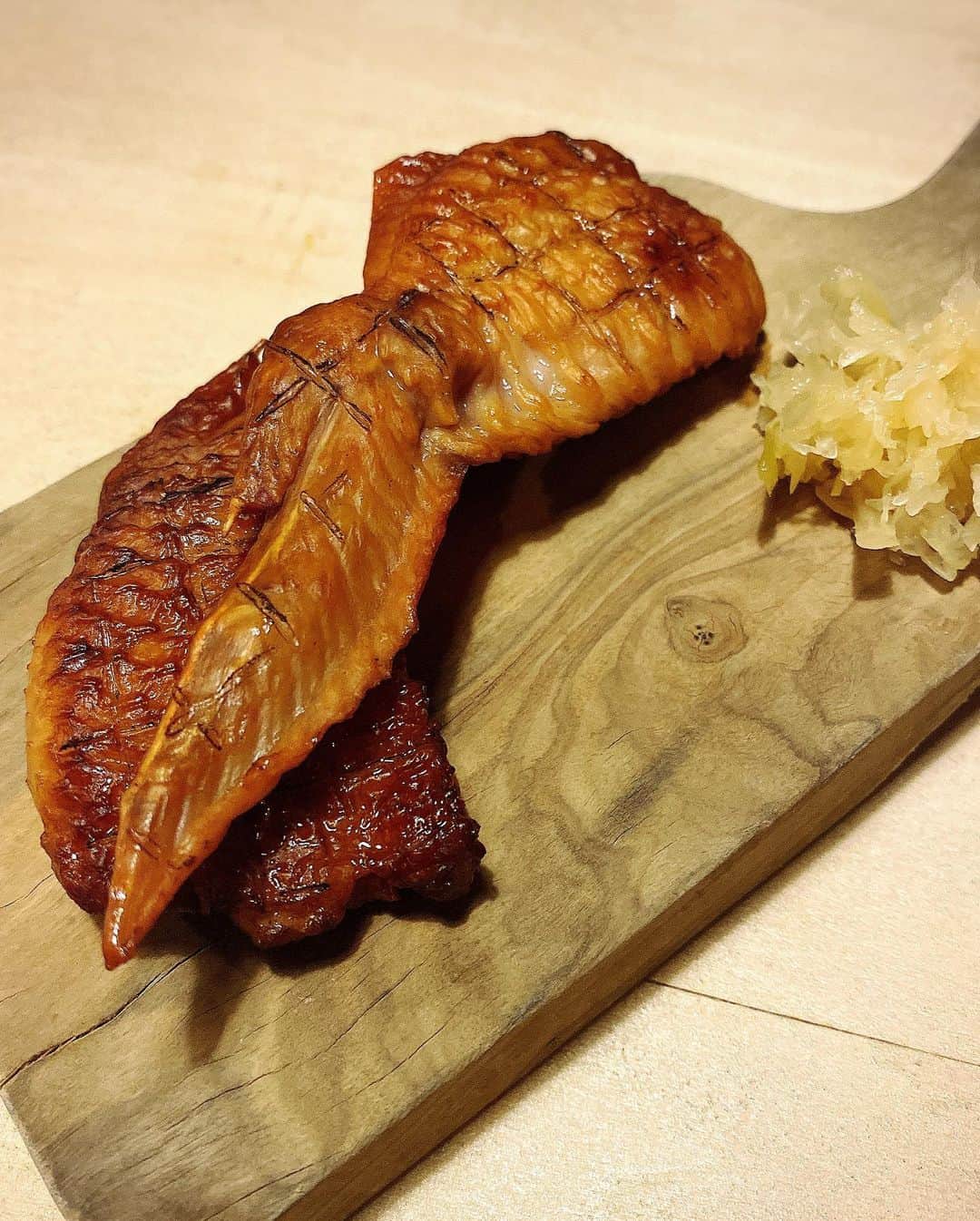 新木さくらさんのインスタグラム写真 - (新木さくらInstagram)「⁡ 　 今日紹介するお店は ⁡ 【 〚#焼とりいぶし坐 〛 ⁡ 焼鳥の老舗から独立した店主が焼く焼鳥は絶品！大人の隠れ家のような空間で名店の味をご堪能下さい^^ 焼鳥の老舗から独立した店主が焼く焼鳥は絶品！大人の隠れ家のような空間で名店の味をご堪能下さい^^ ⁡ ⁡ ・自家製 チーズ豆腐とさつまいもフライドポテト ¥580 女子にはたまらない1品！！何回も頼んでしまう美味しさ！！チーズ豆腐につける美味しさとそのままのさつまいもを食べる塩っけのあるさつまいものフライドポテト！！甘みも感じれる♡♡ ⁡ ⁡ ・名物！！スペアリブの炭火焼き　¥1080 スペアリブが食べれるなんてなかなかない！！！ 名物とのことで、ボリューム満点です！！ここに来たら先ずこれ食べましょ🎵 ⁡ ・骨なし手羽先　¥130 自家製 燻製！！！手羽先の燻製です、香りがすごく良い！！食べると手羽先の旨みと、さらに燻製されてて普通の手羽先とはまた違う味で最高です！！ ⁡ ・砂ずり　150・霧島山麓豚　豚バラ　¥200 私の好きな焼鳥の串♡ 絶品なので頼むべし！！ ⁡ ・カプレーゼ巻き　¥250 トマト生ベーコン巻きで、バジルソース！！これは女の子が好きな味！！カプレーゼはよく食べますが、カプレーゼ巻きは新しい💕 ⁡ ・焼おにぎり　¥300 自家製豚みそが美味しい！！そして、大葉との相性も良くて風味も最高！！しっかり焼かれてるのでおにぎりも外はカリパリで中のご飯はふわふわです🤍 ⁡ ⁡ ⁡ ⁡ ⁡ 紹介してるのは #西の星 💓西の星以外にも ボトルリレーしてますので、他の店舗のボトルリレーもよろしくお願いします！飲み方はハイボールで飲むのがおすすめ！！ ⁡ ⁡ ⁡ ⁡ 場所：福岡市中央区赤坂3-13-37 電話：050-5265-0303 営業時間：月曜、水曜〜日曜、祝日、祝前日 17:00~0:00 　　　　 定休日：火曜日 ⁡ 　　 ⁡ #いいちこリレー #いいちこボトルリレー #ちこリレー #美食探訪 #新木さくら #いいちこ #iichiko #下町のナポレオン#深薫 #日田全麹 #西の星 #麦焼酎 #ソワニエ #三和酒類 #ご飯 #美味しい料理 #いいちこ女子  #シティ情報ふくおか #赤坂グルメ #焼鳥 ⁡ ⁡」2月15日 20時39分 - araki_sakura14