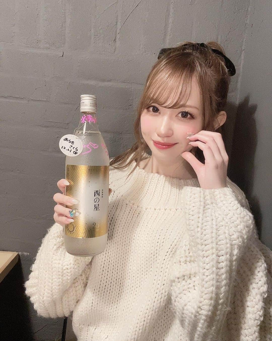 新木さくらさんのインスタグラム写真 - (新木さくらInstagram)「⁡ 　 今日紹介するお店は ⁡ 【 〚#焼とりいぶし坐 〛 ⁡ 焼鳥の老舗から独立した店主が焼く焼鳥は絶品！大人の隠れ家のような空間で名店の味をご堪能下さい^^ 焼鳥の老舗から独立した店主が焼く焼鳥は絶品！大人の隠れ家のような空間で名店の味をご堪能下さい^^ ⁡ ⁡ ・自家製 チーズ豆腐とさつまいもフライドポテト ¥580 女子にはたまらない1品！！何回も頼んでしまう美味しさ！！チーズ豆腐につける美味しさとそのままのさつまいもを食べる塩っけのあるさつまいものフライドポテト！！甘みも感じれる♡♡ ⁡ ⁡ ・名物！！スペアリブの炭火焼き　¥1080 スペアリブが食べれるなんてなかなかない！！！ 名物とのことで、ボリューム満点です！！ここに来たら先ずこれ食べましょ🎵 ⁡ ・骨なし手羽先　¥130 自家製 燻製！！！手羽先の燻製です、香りがすごく良い！！食べると手羽先の旨みと、さらに燻製されてて普通の手羽先とはまた違う味で最高です！！ ⁡ ・砂ずり　150・霧島山麓豚　豚バラ　¥200 私の好きな焼鳥の串♡ 絶品なので頼むべし！！ ⁡ ・カプレーゼ巻き　¥250 トマト生ベーコン巻きで、バジルソース！！これは女の子が好きな味！！カプレーゼはよく食べますが、カプレーゼ巻きは新しい💕 ⁡ ・焼おにぎり　¥300 自家製豚みそが美味しい！！そして、大葉との相性も良くて風味も最高！！しっかり焼かれてるのでおにぎりも外はカリパリで中のご飯はふわふわです🤍 ⁡ ⁡ ⁡ ⁡ ⁡ 紹介してるのは #西の星 💓西の星以外にも ボトルリレーしてますので、他の店舗のボトルリレーもよろしくお願いします！飲み方はハイボールで飲むのがおすすめ！！ ⁡ ⁡ ⁡ ⁡ 場所：福岡市中央区赤坂3-13-37 電話：050-5265-0303 営業時間：月曜、水曜〜日曜、祝日、祝前日 17:00~0:00 　　　　 定休日：火曜日 ⁡ 　　 ⁡ #いいちこリレー #いいちこボトルリレー #ちこリレー #美食探訪 #新木さくら #いいちこ #iichiko #下町のナポレオン#深薫 #日田全麹 #西の星 #麦焼酎 #ソワニエ #三和酒類 #ご飯 #美味しい料理 #いいちこ女子  #シティ情報ふくおか #赤坂グルメ #焼鳥 ⁡ ⁡」2月15日 20時39分 - araki_sakura14
