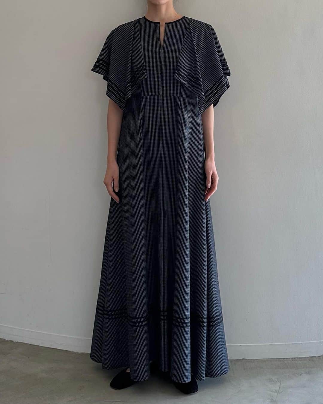 松本恵奈さんのインスタグラム写真 - (松本恵奈Instagram)「こんばんは⚪️ 袖にハンカチをイメージしてデザインしたワンピース。♡ハンカチのスクエアー型から生まれるドレープと立体的なラインを施した1枚で映えるデザインに仕上げました。高い位置に入れたウエスト切り替えが、メリハリのある綺麗なシルエットにみせてくれます。 夏に着るチェックも可愛いなぁ⚪️ 是非、お楽しみに♡ #clane #新作 #ワンピース」2月15日 20時40分 - ena1123