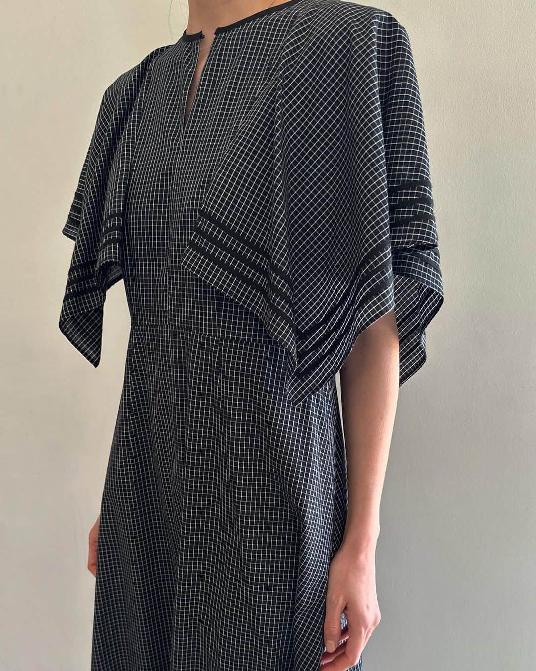 松本恵奈さんのインスタグラム写真 - (松本恵奈Instagram)「こんばんは⚪️ 袖にハンカチをイメージしてデザインしたワンピース。♡ハンカチのスクエアー型から生まれるドレープと立体的なラインを施した1枚で映えるデザインに仕上げました。高い位置に入れたウエスト切り替えが、メリハリのある綺麗なシルエットにみせてくれます。 夏に着るチェックも可愛いなぁ⚪️ 是非、お楽しみに♡ #clane #新作 #ワンピース」2月15日 20時40分 - ena1123