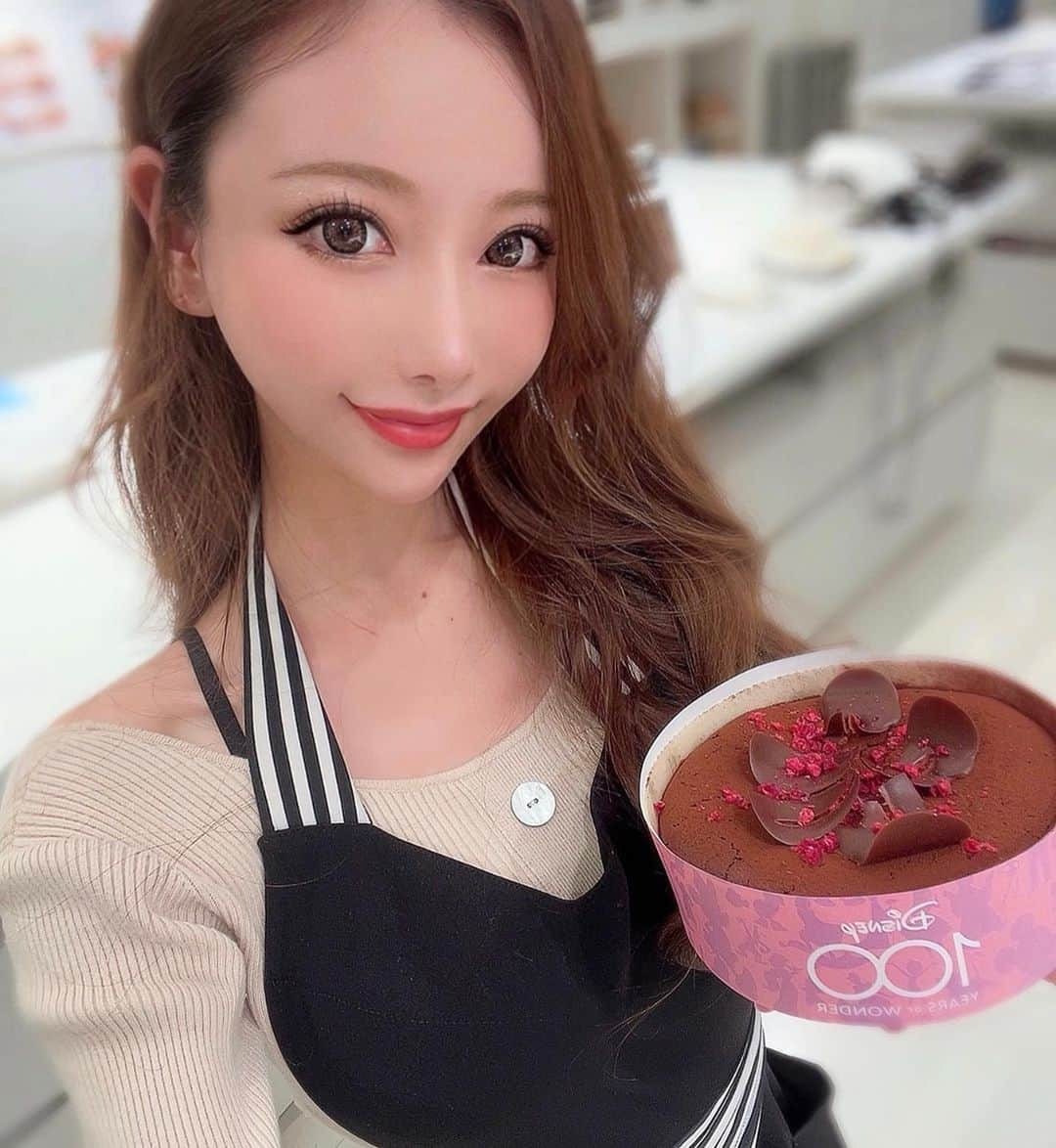 小松崎真理さんのインスタグラム写真 - (小松崎真理Instagram)「happy  Valentine💕  手作りガトーショコラ♡ みんなで作ったよ😍 いい感じにできた◡̈♥︎  そして、月一の @ginza_bidical_seitaisalon 整体😌 気持ちよくメンテナンス♡  #バレンタイン#チョコ#チョコレート#バレンタイン手作り#料理教室#ガトーショコラ#整体#銀座#新宿#エプロン#骨盤矯正ストレッチ#骨盤矯正#ダイエット#フランフラン」2月15日 20時41分 - xs2.mari.s2x