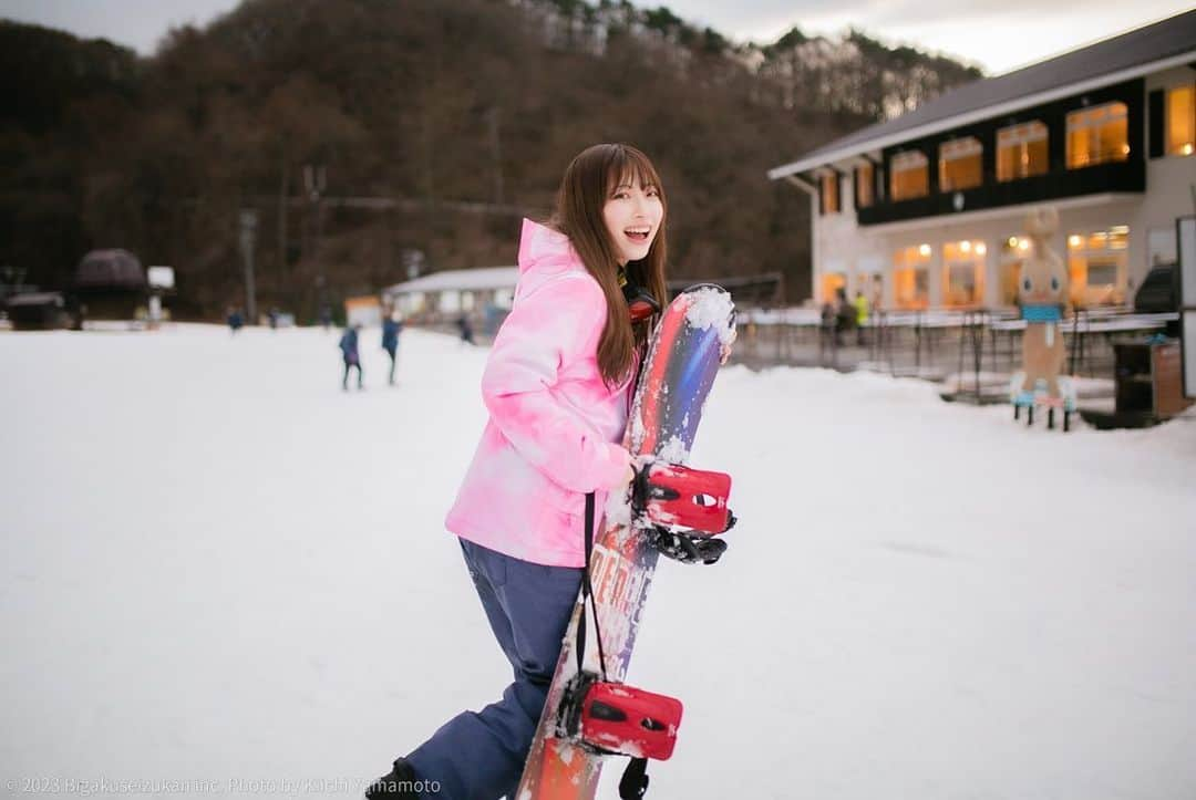 美学生図鑑さんのインスタグラム写真 - (美学生図鑑Instagram)「【ゲレンデの美女特集2023🏂】 東京大学2年生の長谷川遥花ちゃんがスノボウェア姿で再登場！インタビューでは、一昨年出場したミス東大コンテストの思い出や、20代の抱負などについて語ってくれました💐 . Photo by: @kiichiy_ 取材協力: 佐久スキーガーデン パラダ @sakuparada . . . #美学生図鑑 #美女 #beauty #kawaii #女子大生 #ポートレート #ポートレートモデル #portrait #ig_portrait #portraitphotography #japanesegirl #portraitmodel #good_portraits_world #Lovers_Nippon_Portrait  #canonportrait #何気ない瞬間を残したい #誰かの記憶に残る写真 #ミス東大 #ミス東大コンテスト #セントフォース #セントフォースsprout #アナウンサー #東京大学 #東大 #ゲレンデ #スノボ #スノーボード #スノボ女子 #スノーボード女子 #佐久スキーガーデンパラダ」2月15日 21時09分 - bigakuseizukan