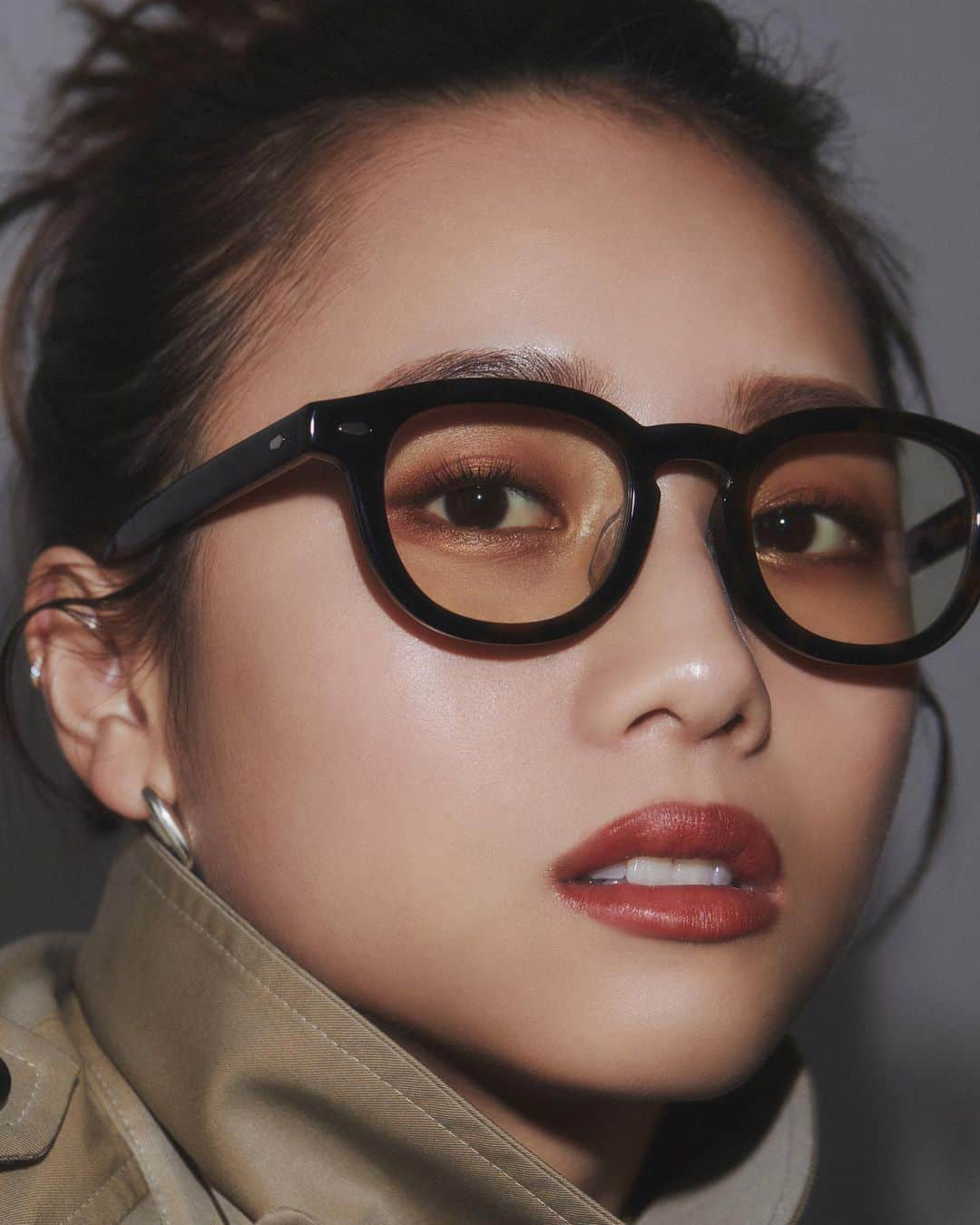 伊原葵さんのインスタグラム写真 - (伊原葵Instagram)「やっと解禁…👓✨  この度 @zoff_eyewear とコラボしてメガネ4型作らせて頂きました🙏🏻  メガネ好きで普段からファッションアイテムとして取り入れてきたので、今回コラボさせて頂くことができてとても嬉しく思います♡  トレンドに左右されることなく、ベーシックに使えることをテーマにしました☺️  ユニセックスで使えるデザインなので、ぜひ沢山の方に気に入って頂けると嬉しいなー♡  最近かけていたメガネは全てコラボアイテムだよ👓 情報解禁まで言えなくて…🤫 やっと言えた〜😂🙏🏻  先行予約は、今日から3/21まで！ 先行予約特典として、マルチケースがつくよ〜🙌 こちらも1から作らせて頂いたオリジナルです♡  先行予約期間中は、Zoff対象店舗で試着もできます！  対象店舗： Zoff 原宿店（東京）  Zoff グランフロント大阪店  期間： 2023年2月15日(水)〜3月21日(火・祝)  気になった人はぜひ試着してみてね🙆‍♀️  明日の20:00-わたしのアカウントでインスタライブします🔔  かけた感じとかポイントなど紹介するのでぜひ見てください♡  メガネを制作するのに少しお時間いただきますが、届くの楽しみにまっていてください🥰🙏🏻  私服合わせの写真もこれからどんどん紹介してくねー♡  撮影チームも最高でした。 Special Thanks💋  PH @shiman_  HM @tomokookada  ST @wakikokondo   #zoff #zoff_aoi #コラボ」2月15日 21時12分 - aoi186