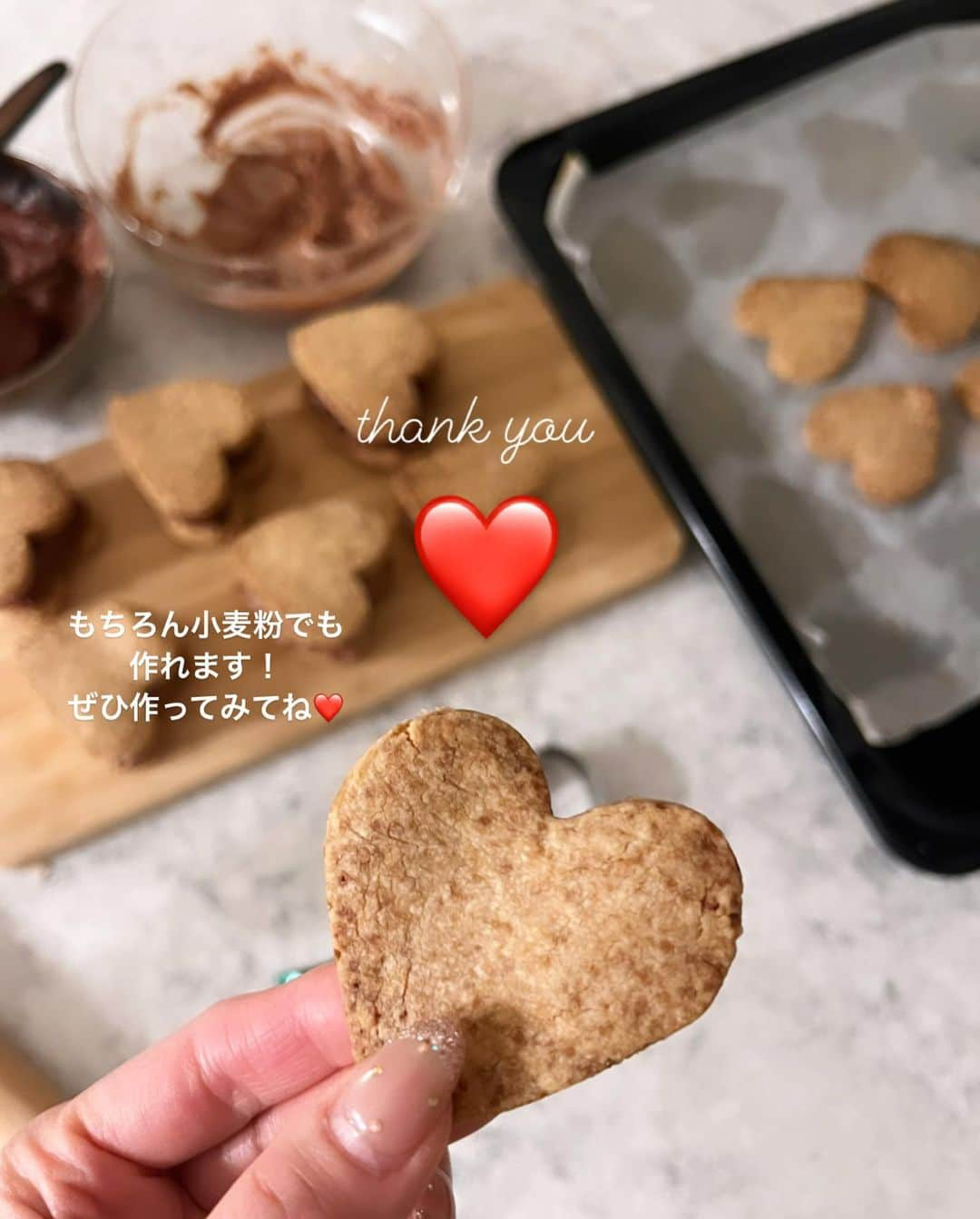 得あゆさんのインスタグラム写真 - (得あゆInstagram)「チョコチーズバターサンド🍪🍫🧀🧈 作り方載せました🫶🏻(めっちゃざっくり)  米粉とてんさい糖で少し健康に気を遣いつつ。笑 だけど美味しい🍫🫶🏻❤️ 甘さも控えめで、おすすめです❤️  超超超ズボラな私が作れたので超簡単です！🫶🏻🔥 作り方の説明も雑過ぎて伝わるかな…笑 ぜひ作ってみてね❤️  #バレンタインレシピ #手作りチョコ #valentinegift  ・ ・ ・ ・ ・ ・ ・ ・ ・ ・ ・ ・ ・ ・ ・ #バレンタイン#バレンタイン手作り#バレンタインチョコ#バレンタインデー#お菓子作り#手作りお菓子#お菓子作り#バターサンド#クッキー#生チョコチーズバターサンド#buttersand#米粉#てんさい糖#無塩バター#バター#グルテンフリー#グルテンフリーレシピ#glutenfreefood#ビターチョコ#ダイエットレシピ#甘さ控えめ#おやつの時間#子育てママ#1歳ママ#1歳男の子#ママライフ#お菓子作り記録#得あゆキッチン」2月15日 21時18分 - tokuayu819