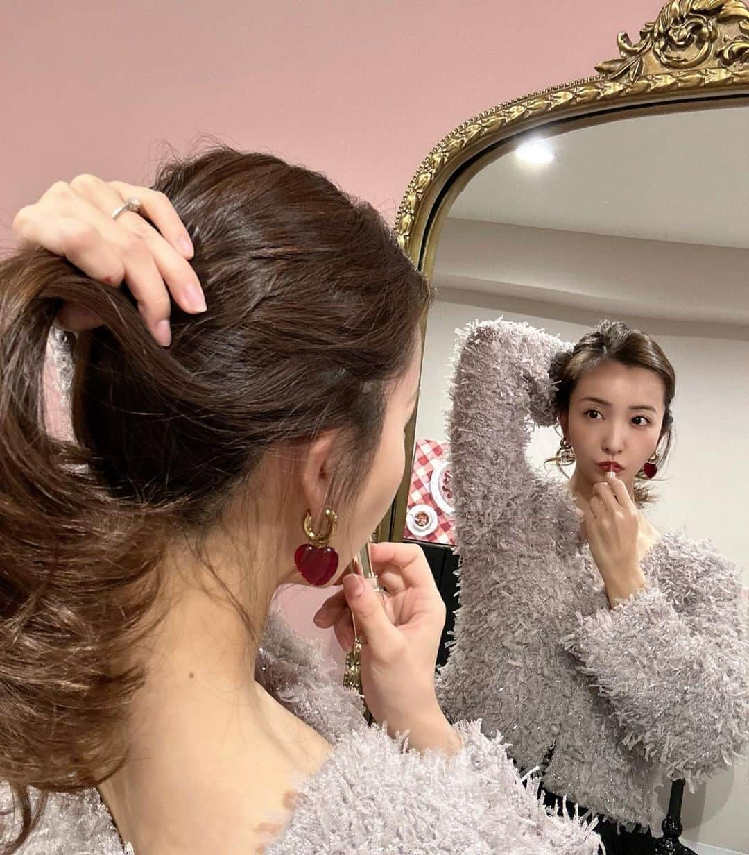 板野友美さんのインスタグラム写真 - (板野友美Instagram)「ハートの気分🫶🏻  ニットもピアスもdressも…♥️  今年のトレンド　“ロマンティック” いつものstyleに＋可愛らしさ🎀」2月15日 21時25分 - tomo.i_0703