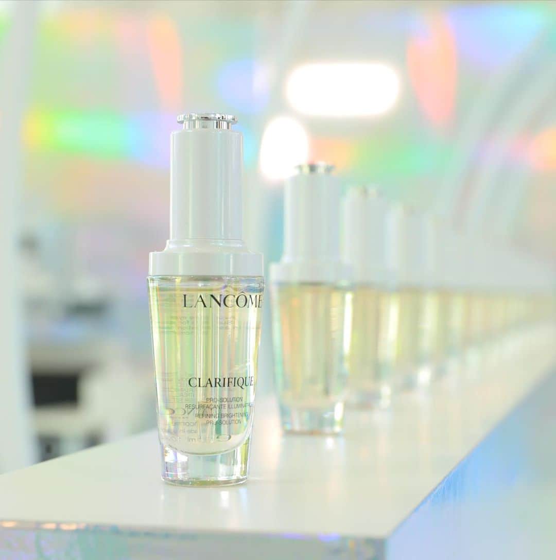 広瀬未花さんのインスタグラム写真 - (広瀬未花Instagram)「今夜は、ランコム( @lancomeofficial )より2/10に発売された「クラリフィック ブライトニング セラム」の発売記念イベントに行ってきました✨  数々のベストコスメを受賞しているクラリフィックシリーズから最先端のフォーミュラが誕生。 6 つの医薬部外品承認効能が厚生省から認められた、初のプレミアム美白美容液なんです✨ 韓国で人気の美容施術ウォーターピーリングから着想を得て、 日本で開発・製造されているのだとか。  ターンオーバーのサイクルを整える性質を持ちながら、お肌にも優しい次世代のPHAを10%の高濃度で配合しているセラムが、透明感のあるお肌へと導いてくれます。 その他にも、美白有効成分をたっぷりと配合。  お肌にやさしい角質ケアができて、 保湿、美白効果もあるなんて優秀すぎますね✨  今日から使い続けてみようと思います♡  #ランコム  #クラリフィックブライトニングセラム #PR #ランコム美白美容液  #6QDx美白  #ウォーターピーリング  #ナイアシンアミド #PHA美容液」2月15日 21時31分 - micahirose